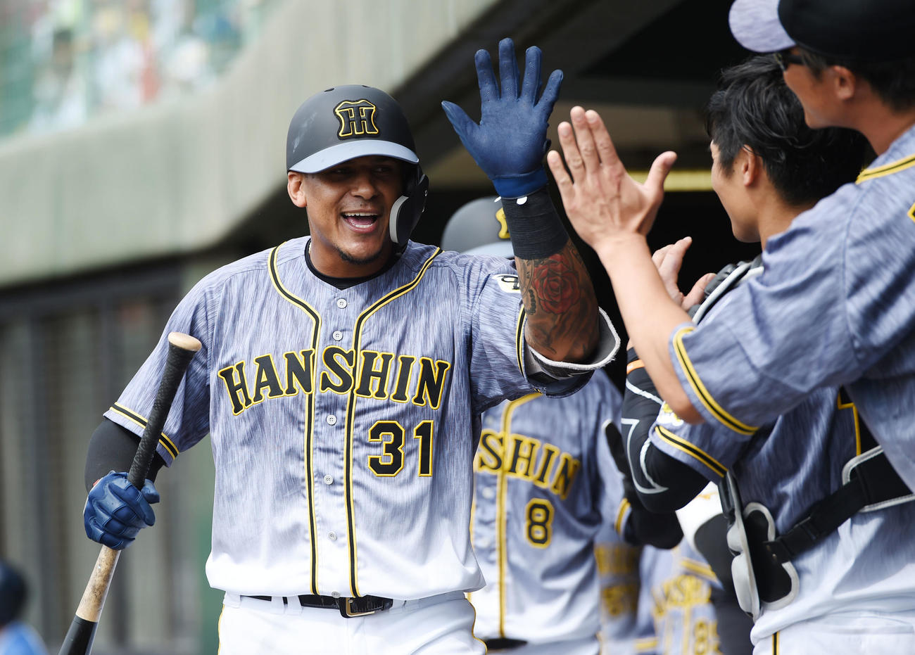 3回表阪神1死一塁、左越え2点本塁打を放ったマルテは笑顔でナインとタッチ（撮影・前岡正明）