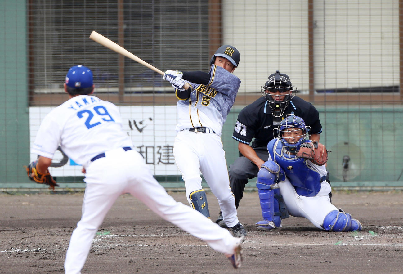 中日対阪神　4回表阪神1死、右越え本塁打を放つ近本（撮影・前田充）