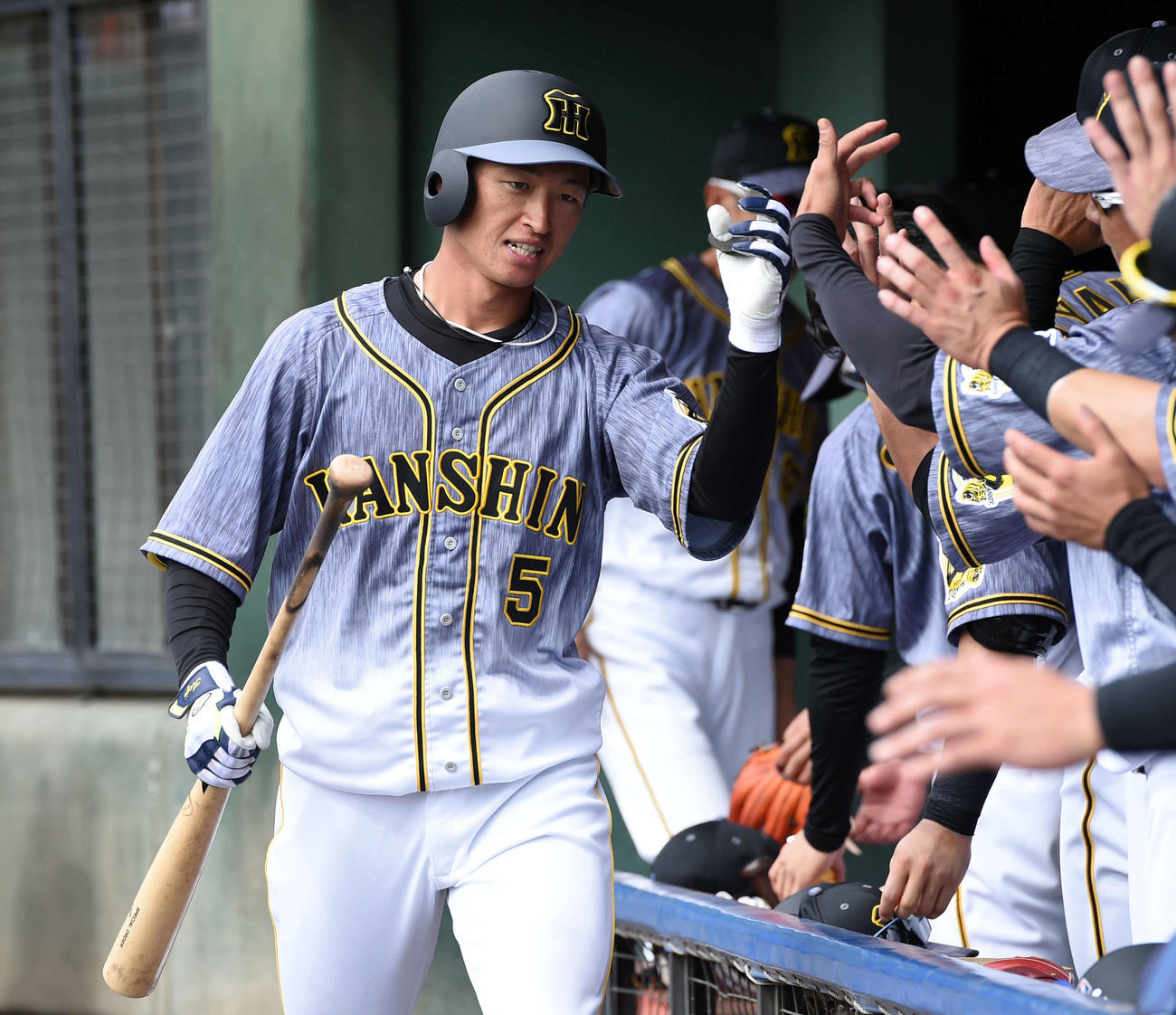 中日対阪神　4回表阪神1死、右越え本塁打を放ちナインとタッチすると近本（撮影・前岡正明）