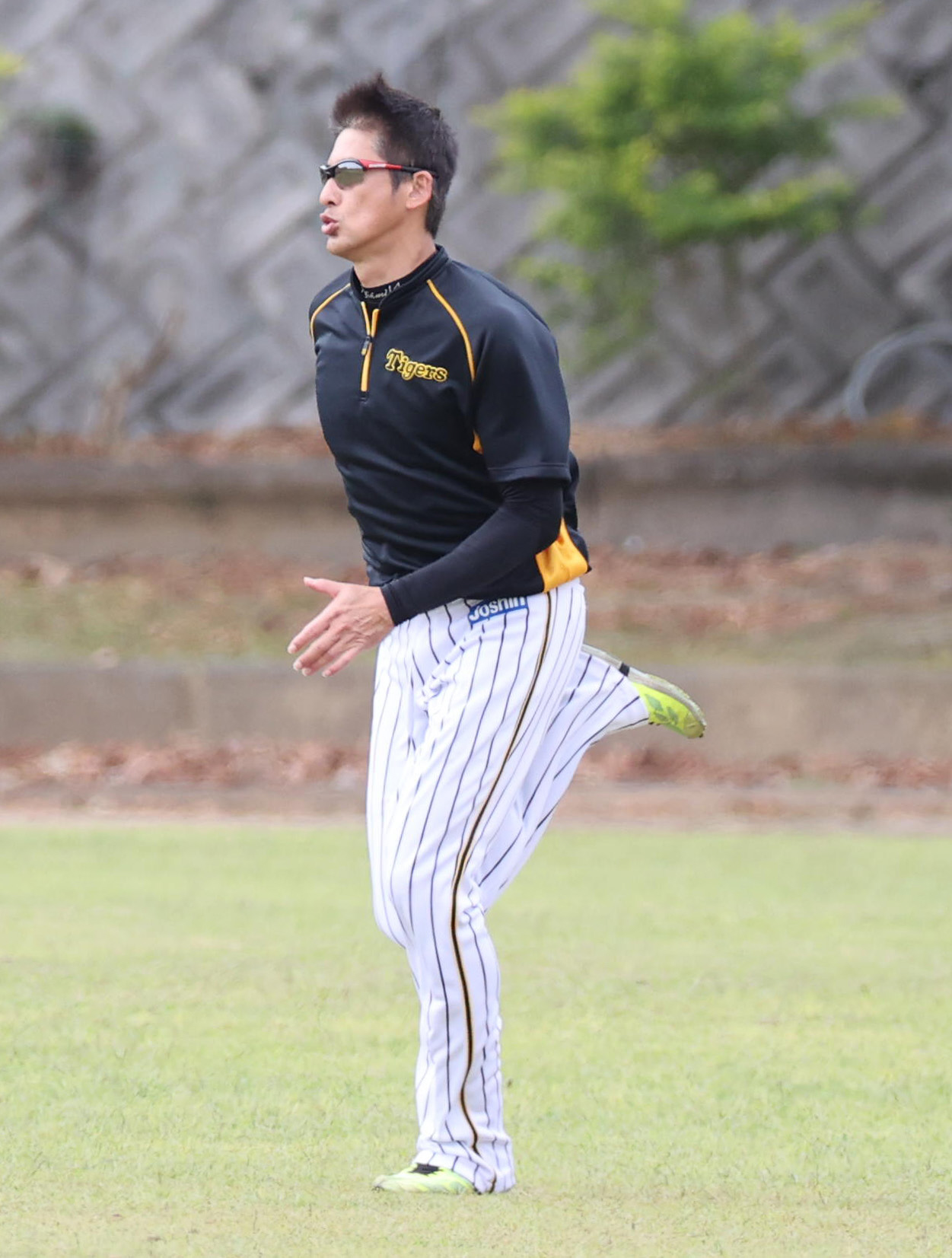 サブグラウンドで走り込む能見篤史（撮影・清水貴仁）