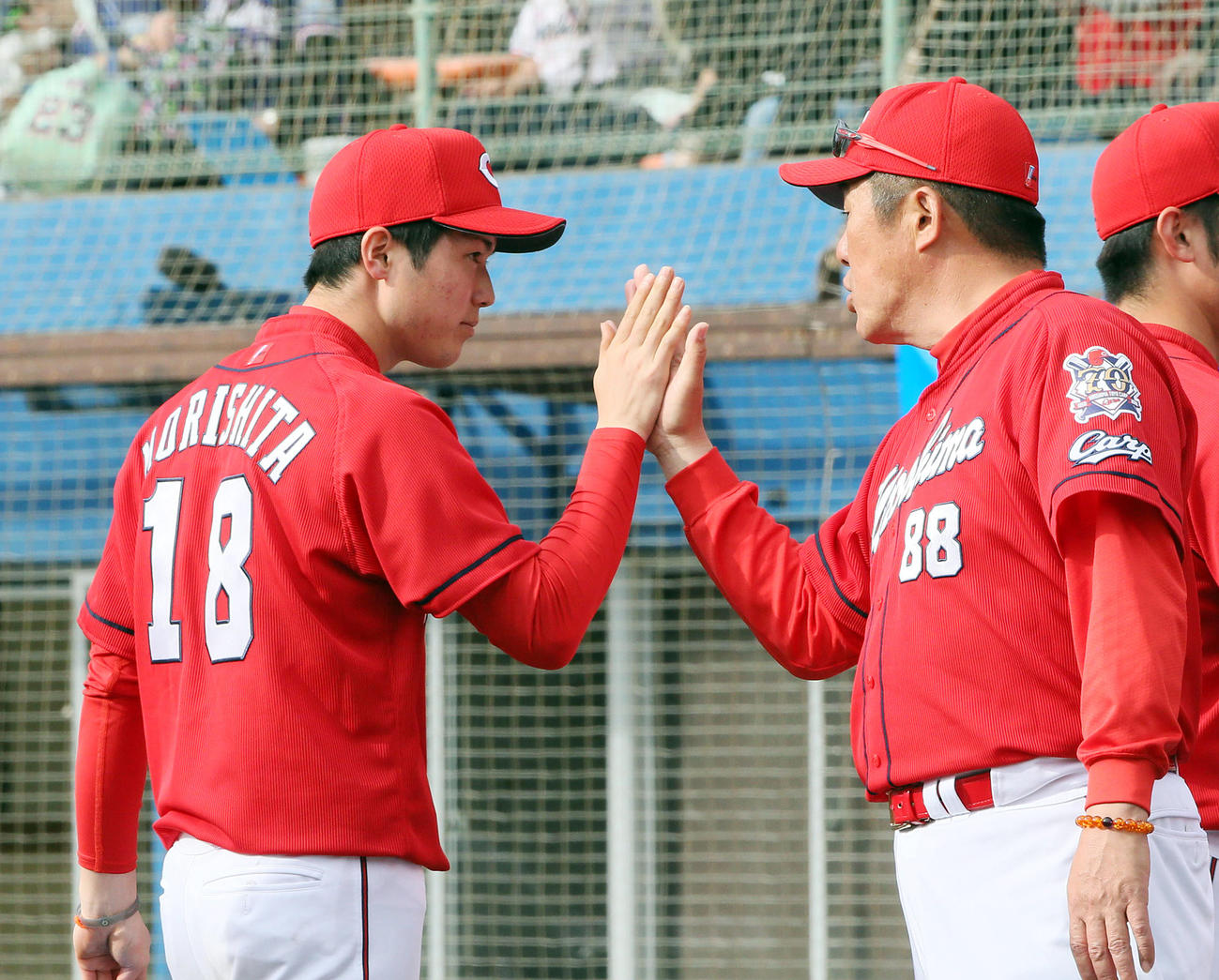 佐々岡監督（右）の出迎えを受ける森下（撮影・栗木一考）