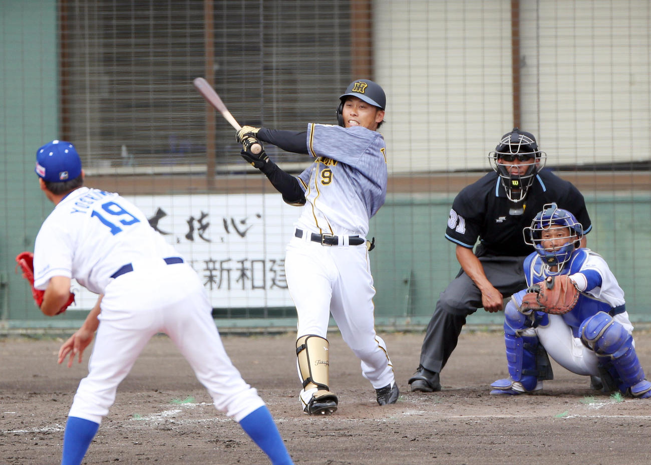 中日対阪神　5回表1死、右前打を放つ高山（撮影・前田充）
