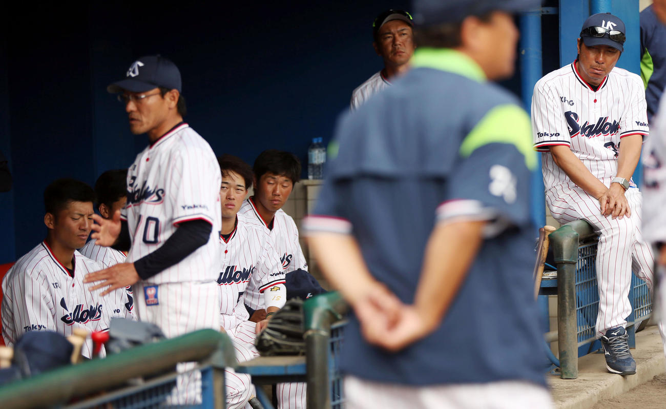 ヤクルト対広島　試合後の反省会で河田コーチ（左）の話を選手とともに聞く高津監督（右端）（撮影・狩俣裕三）