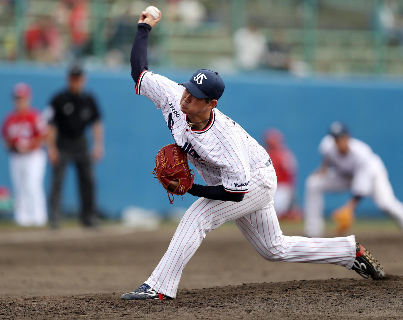 ヤクルト対広島　4回表から登板する吉田喜（撮影・狩俣裕三）