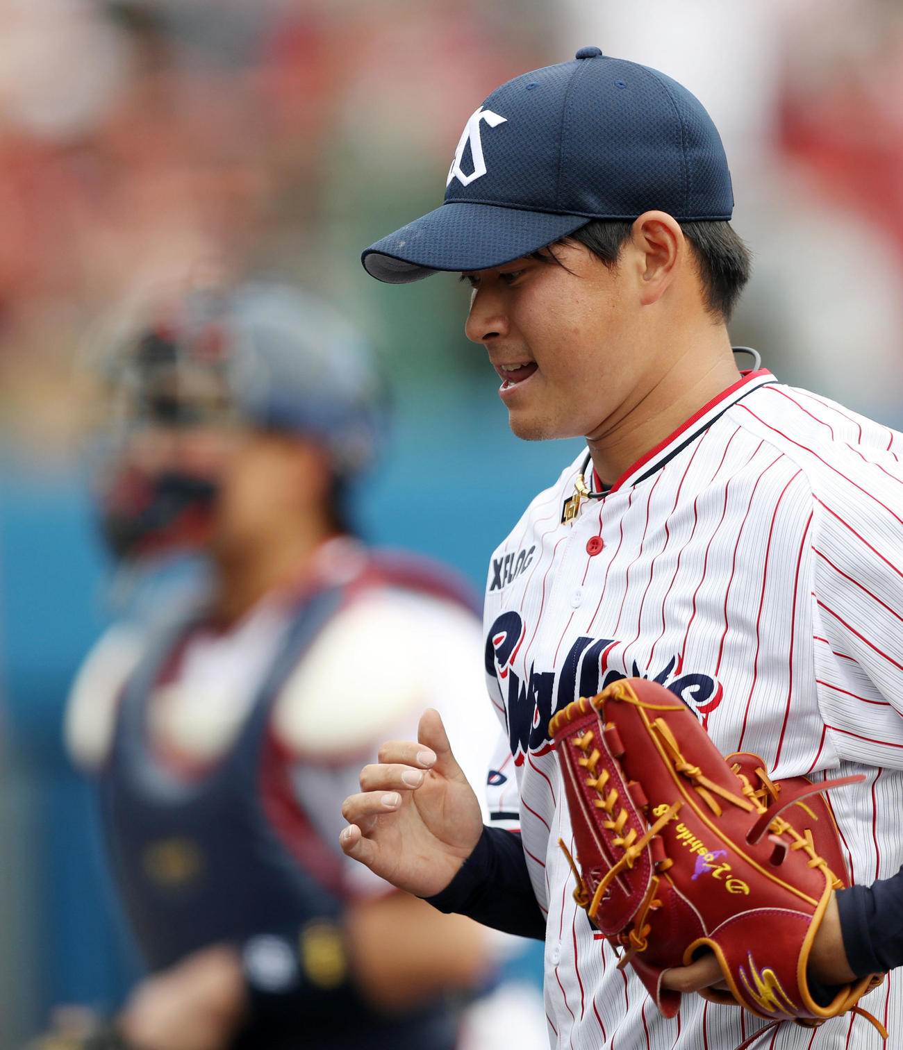 ヤクルト対広島　5回表を終え、ホッとした表情で引き揚げる吉田喜（撮影・狩俣裕三）