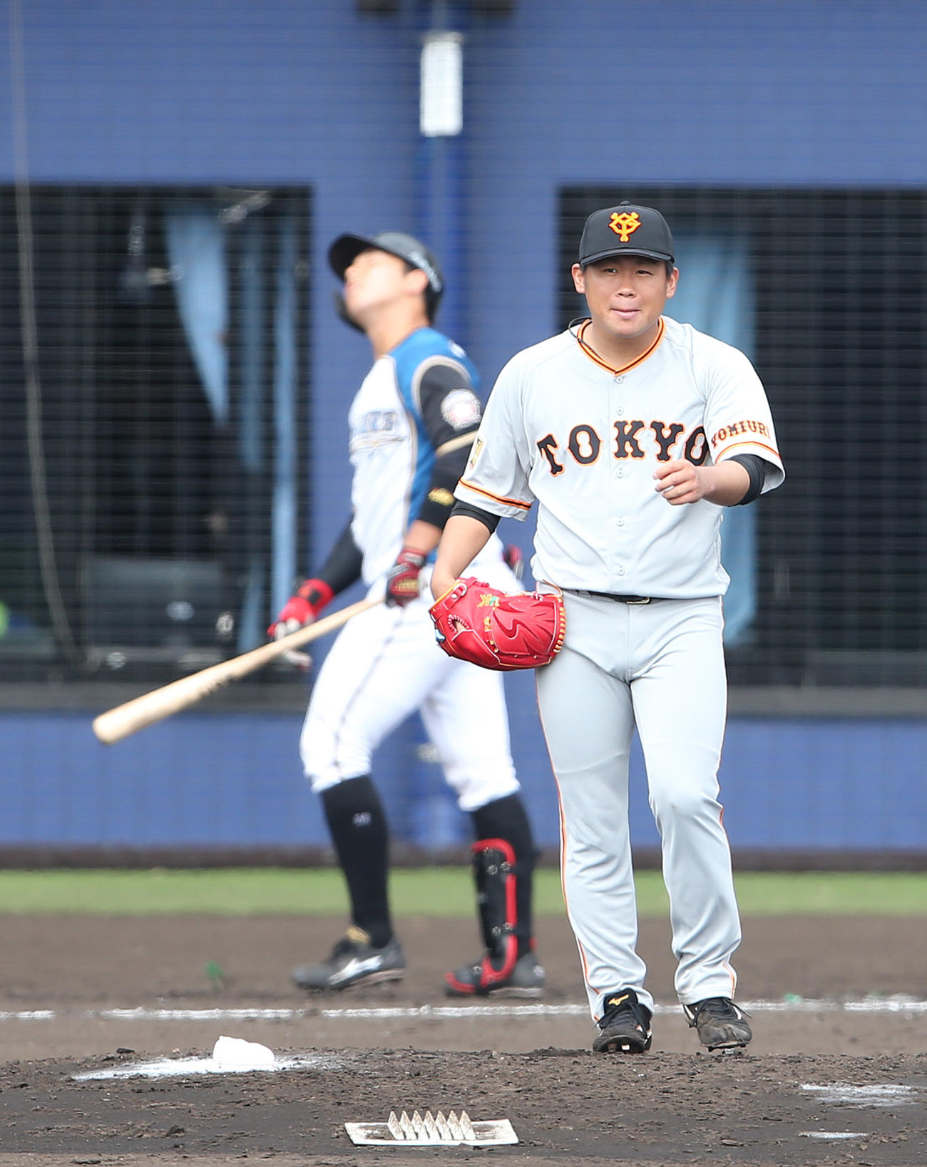 日本ハム対巨人　3回裏日本ハム無死、宇佐見（後方）を見逃し三振に仕留めどうだと言わんばかりの表情を見せる田口（撮影・河野匠）