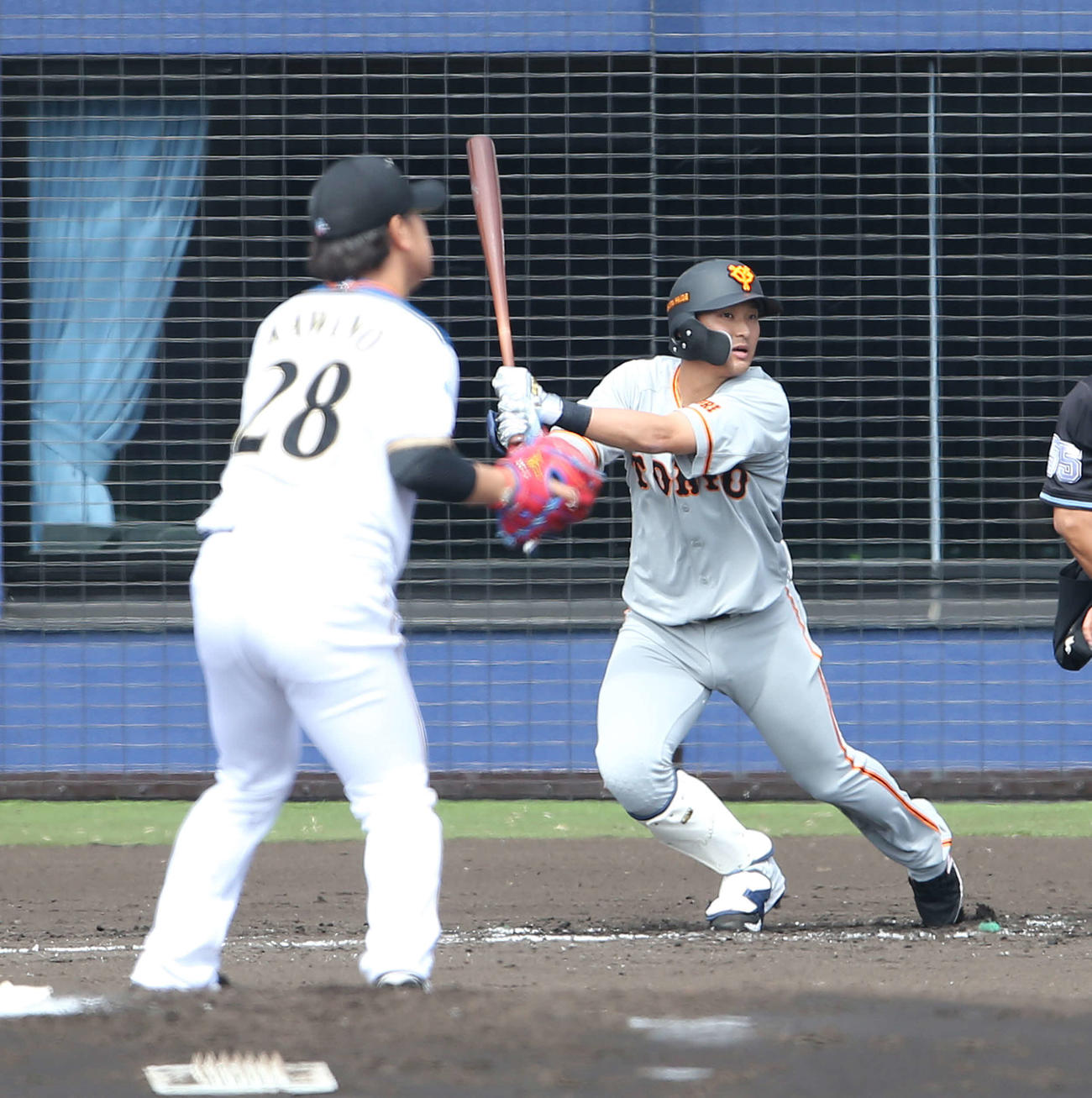 日本ハム対巨人　3回表巨人1死一、三塁、左越え適時二塁打を放つ吉川尚。投手河野（撮影・河野匠）