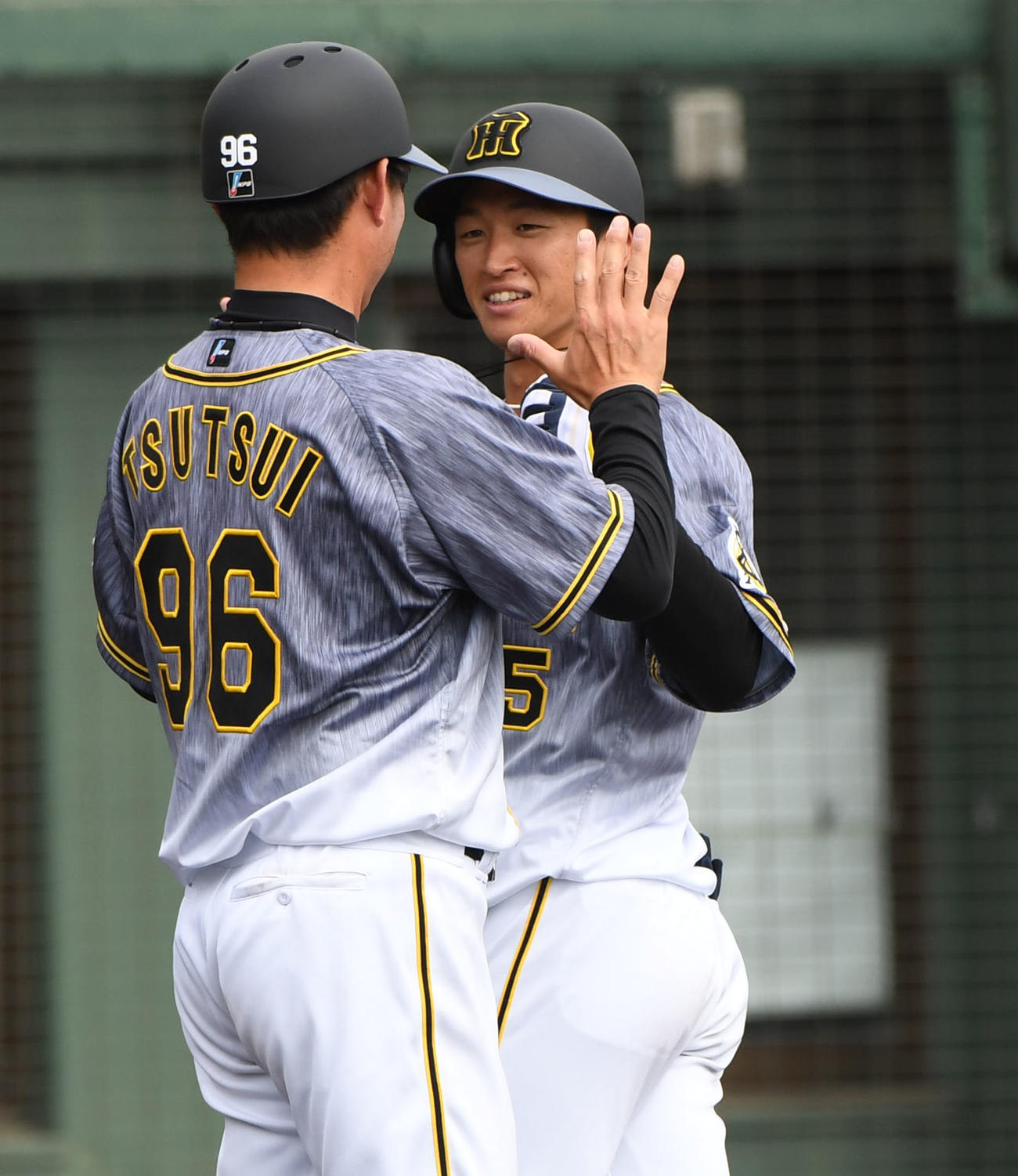 中日対阪神　4回表阪神1死、右越え本塁打を放った近本（右）は笑顔で筒井コーチとタッチ（撮影・森本幸一）