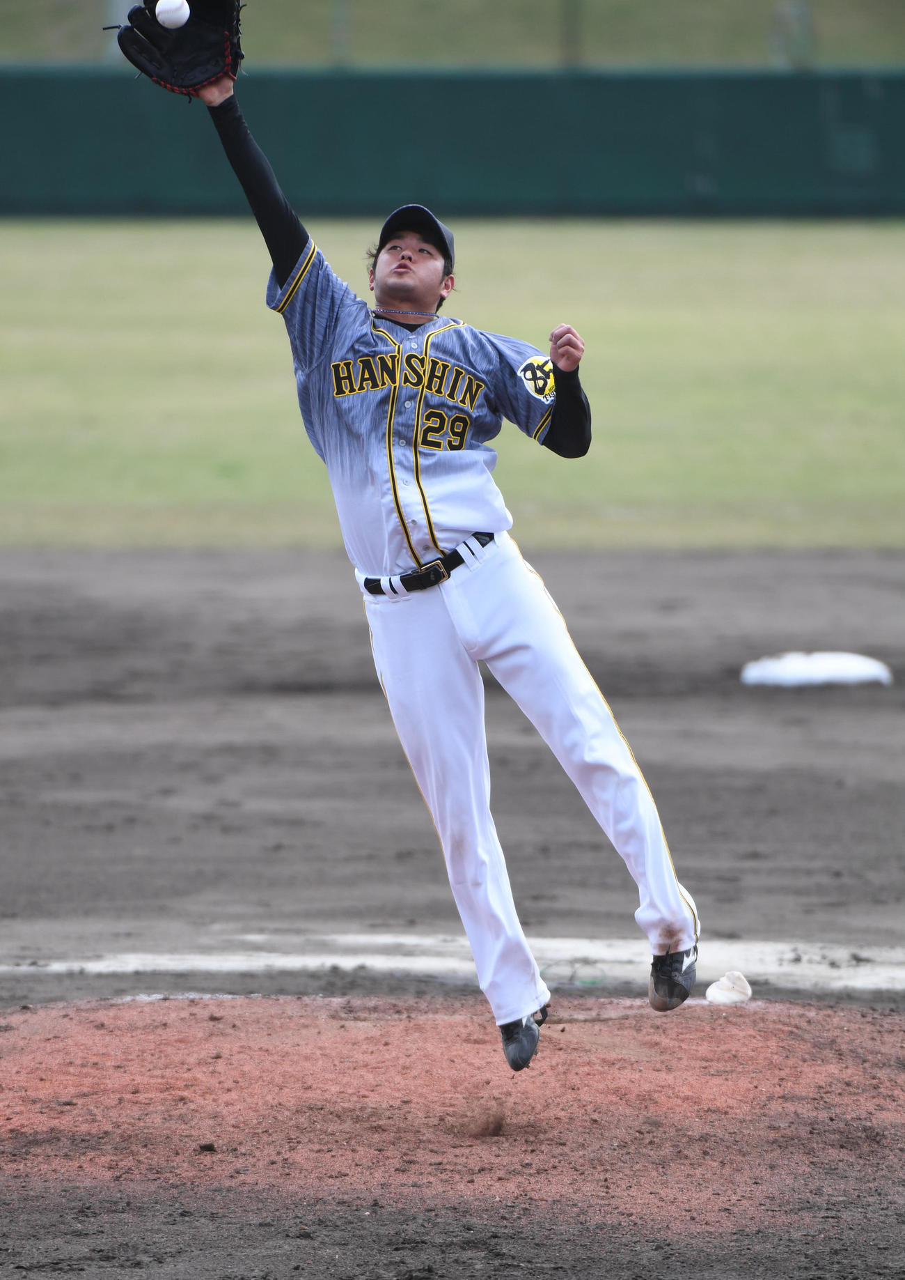 中日対阪神　4回裏中日2死二塁、阿部の打球を好捕する高橋（撮影・森本幸一）