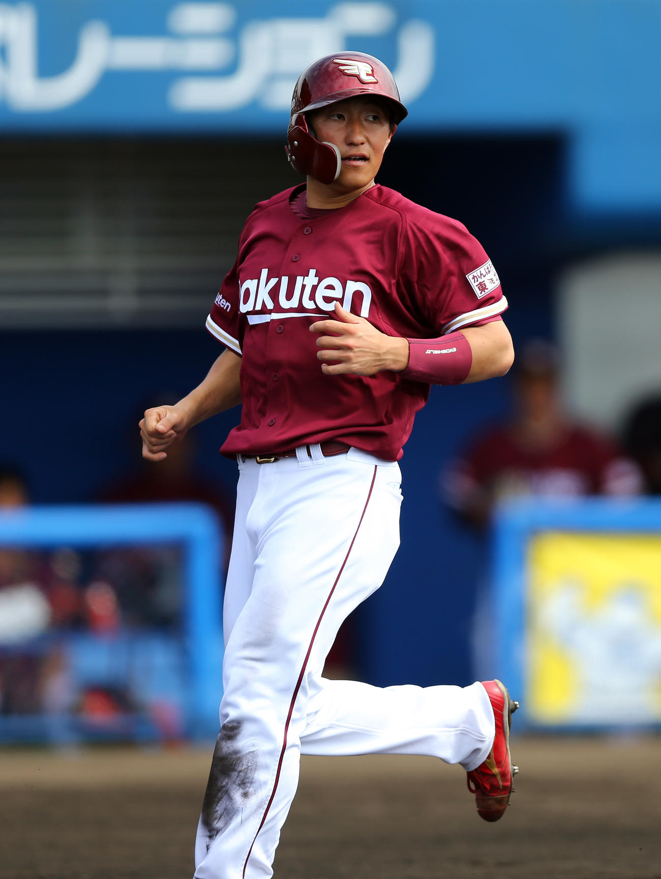DeNA対楽天　1回表楽天2死一、三塁、暴投で生還した三走小深田（撮影・大野祥一）
