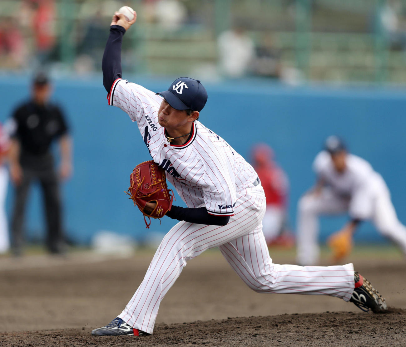 4回表から登板する吉田喜（撮影・狩俣裕三）