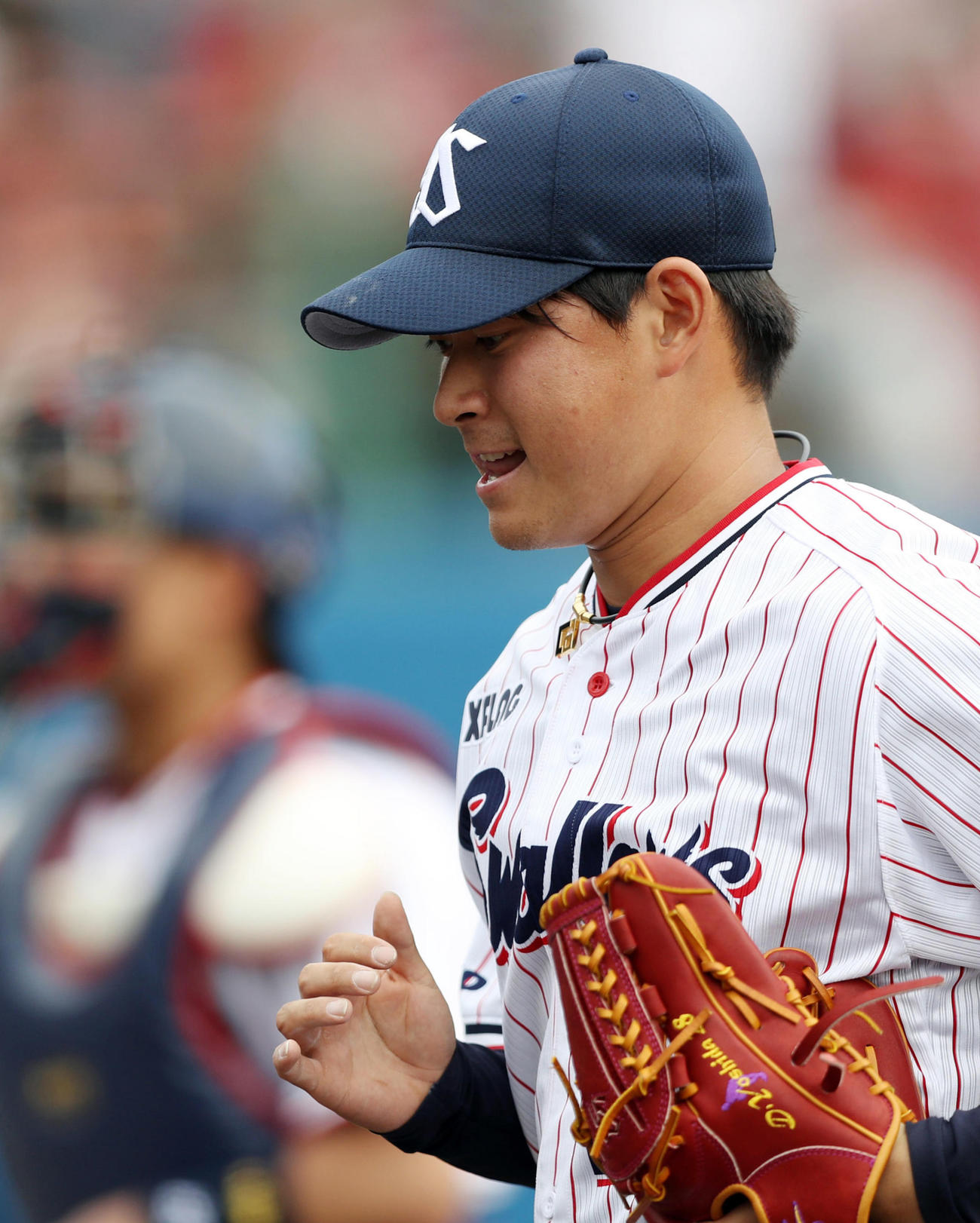 5回表を終え、ホッとした表情で引き揚げる吉田喜（撮影・狩俣裕三）