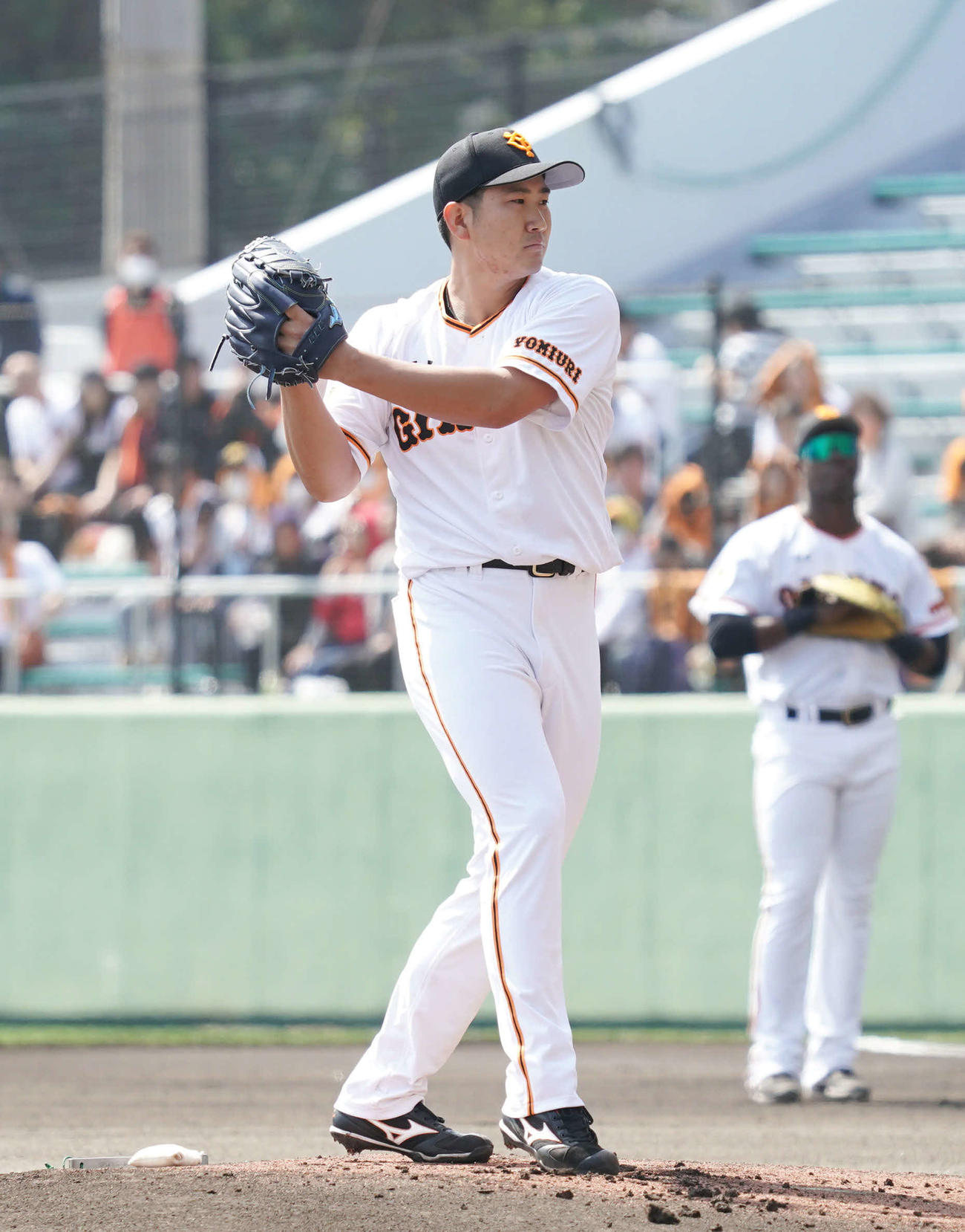 巨人対楽天　力投する巨人先発の菅野（撮影・加藤諒）