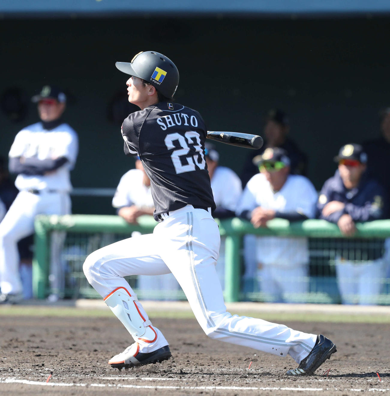 オリックス対ソフトバンク　3回表ソフトバンク無死に、三塁、周東は3点本塁打を放つ（撮影・梅根麻紀）