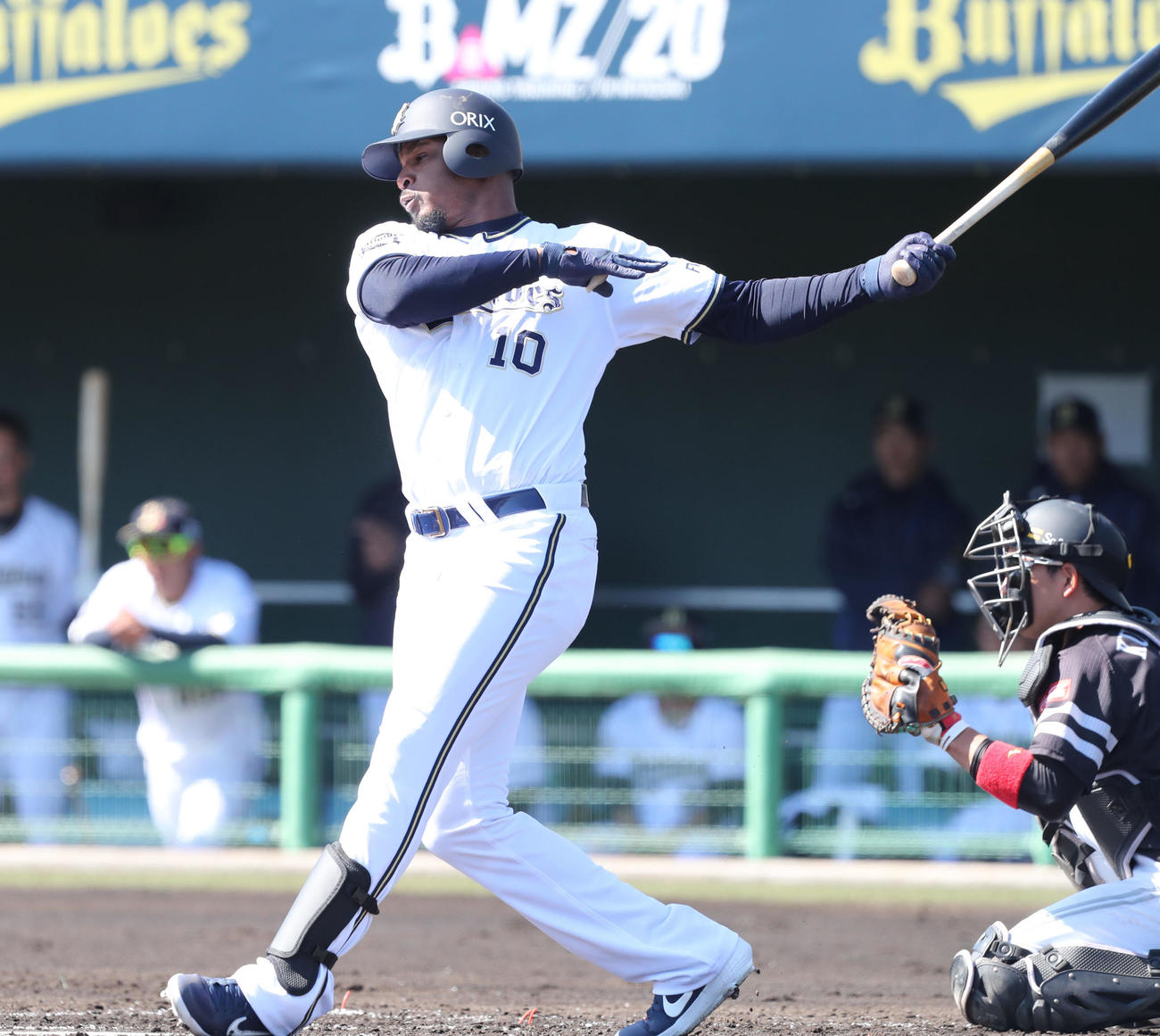 オリックス対ソフトバンク　1回裏オリックス2死一塁、ジョーンズは空振りの三振（撮影・梅根麻紀）