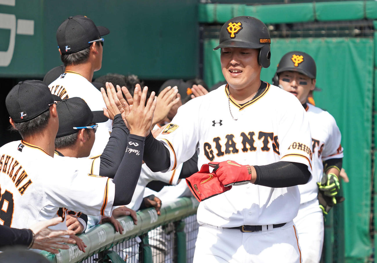 巨人対楽天　4回裏巨人2死二、三塁、小林の勝ち越し適時打で生還し、ベンチでナインに迎えられる二塁走者岡本（手前）と三塁走者丸（撮影・加藤諒）