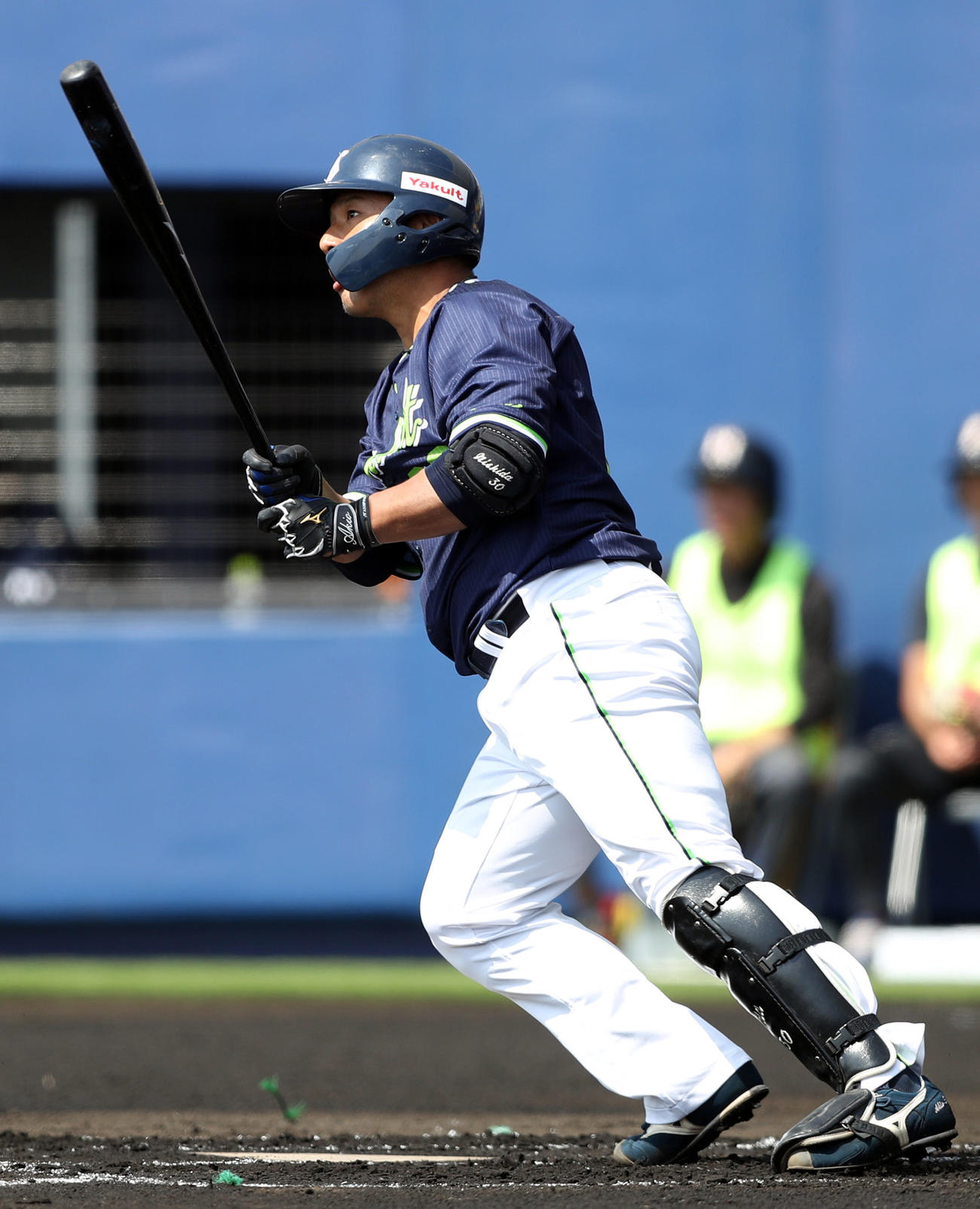 日本ハム対ヤクルト　1回表ヤクルト2死一、三塁、2点適時二塁打を放つ西田（撮影・狩俣裕三）