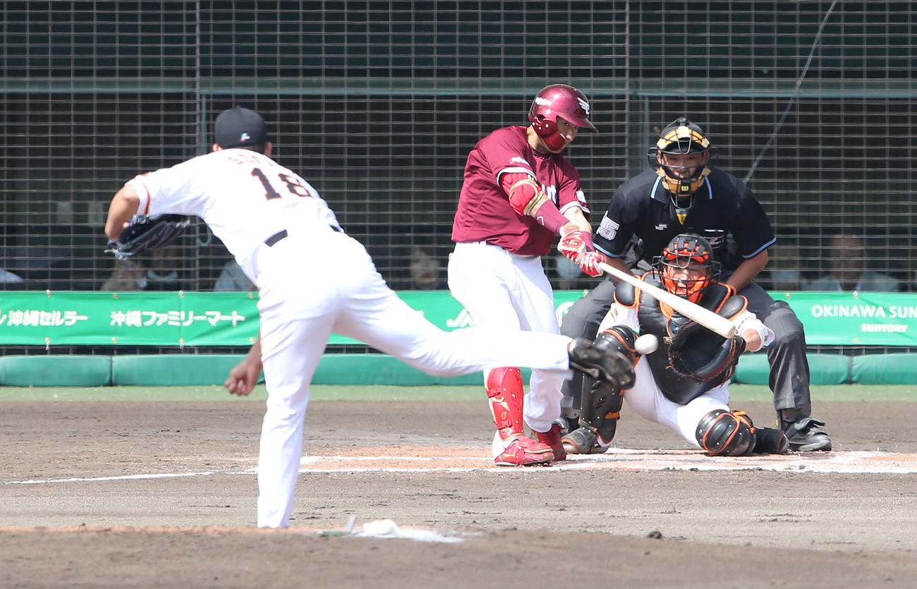 巨人対楽天　3回表楽天2死二塁、右前に適時打を放つ小深田。投手菅野（撮影・河野匠）