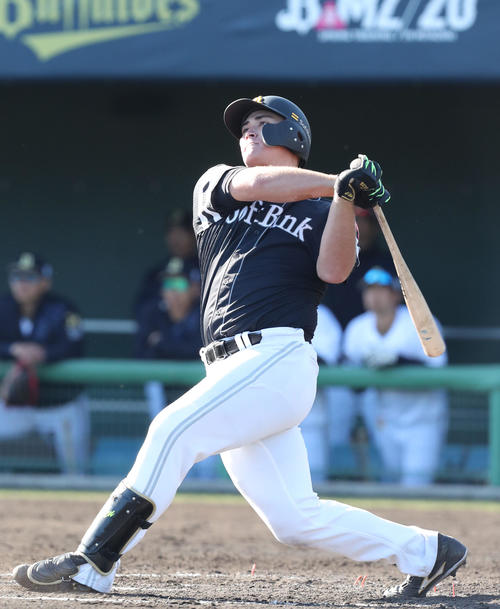 オリックス対ソフトバンク　8回表ソフトバンク2死、リチャードは左越え本塁打を放つ（撮影・梅根麻紀）