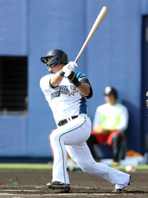 日本ハム対ヤクルト　6回裏日本ハム2死、中前打を放つ中田（撮影・狩俣裕三）