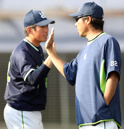 日本ハム対ヤクルト　試合終了後、大西（左）とタッチを交わす高津監督（撮影・狩俣裕三）