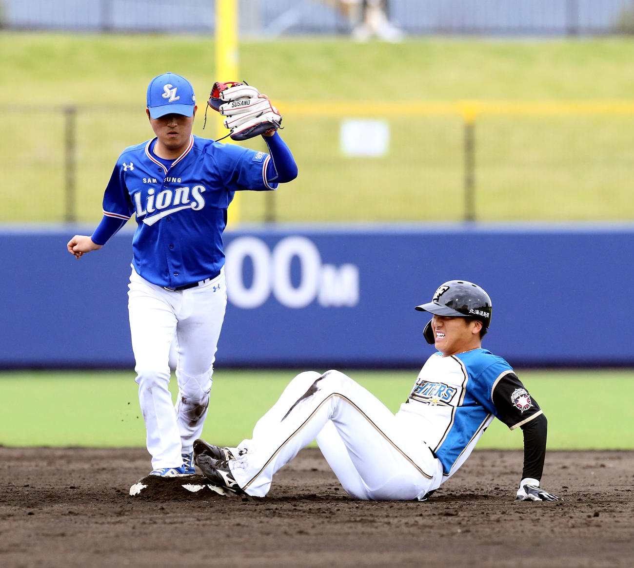 日本ハム対サムスン　8回裏日本ハム無死一塁、盗塁を決めるも痛そうな表情を見せる平沼（撮影・佐藤翔太）