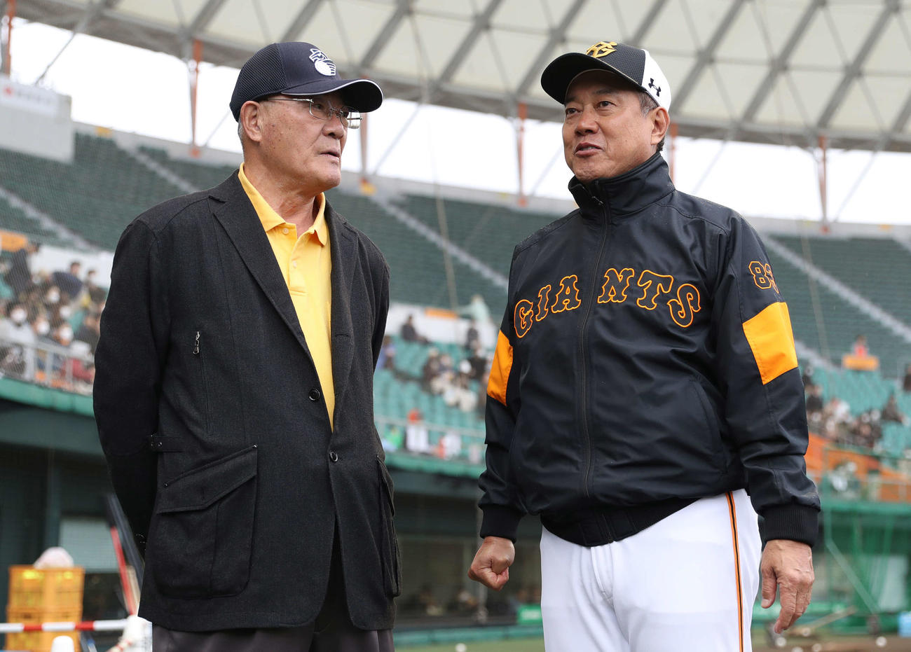 視察に訪れた張本氏（左）と会話する巨人原監督（撮影・河野匠）