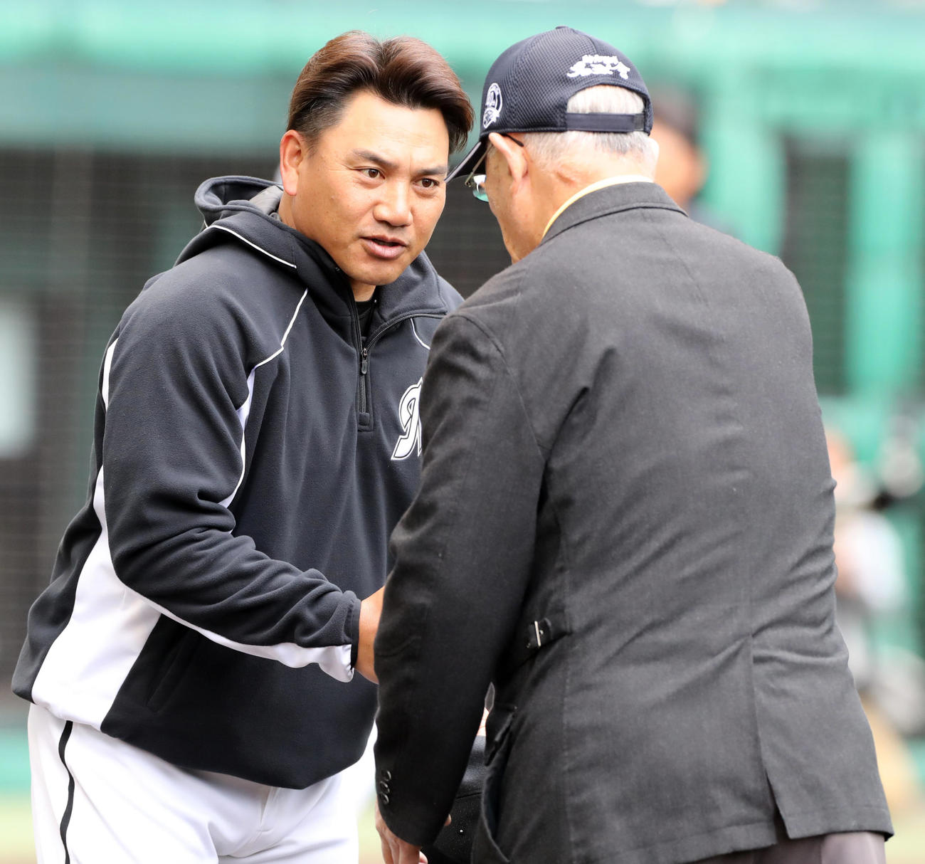 巨人対ロッテ　試合前、張本氏（右）にあいさつするロッテ井口監督（撮影・垰建太）