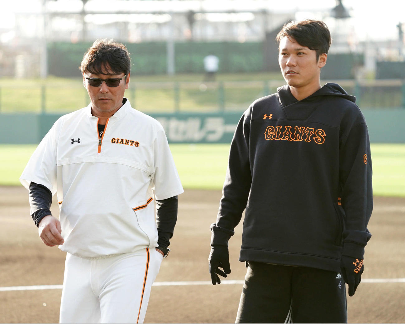 ウオーミングアップを終え、グラウンドを後にする巨人坂本（右）と元木ヘッドコーチ（撮影・加藤諒）