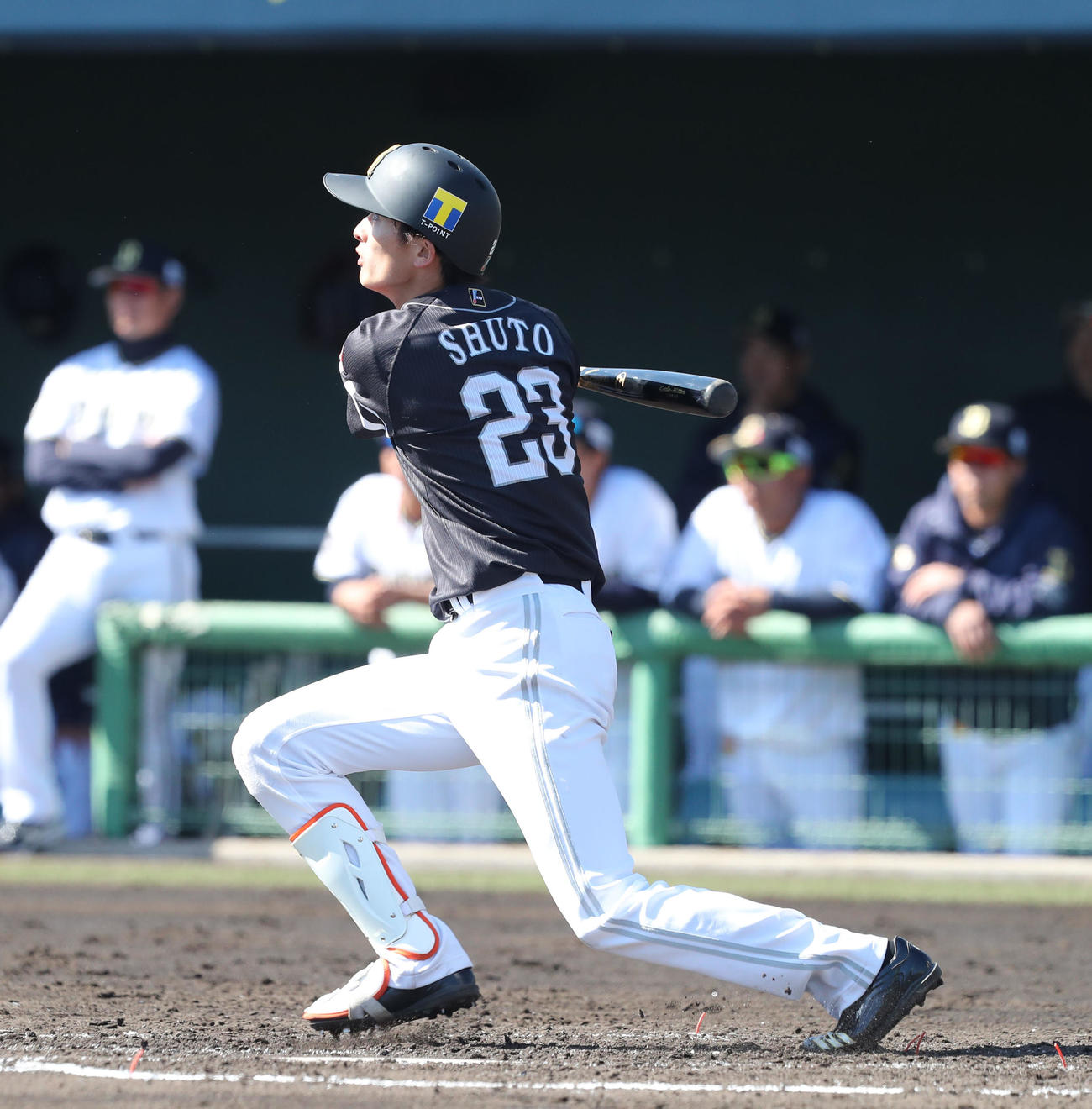 オリックス対ソフトバンク　3回表ソフトバンク無死に、三塁、周東は3点本塁打を放つ（撮影・梅根麻紀）