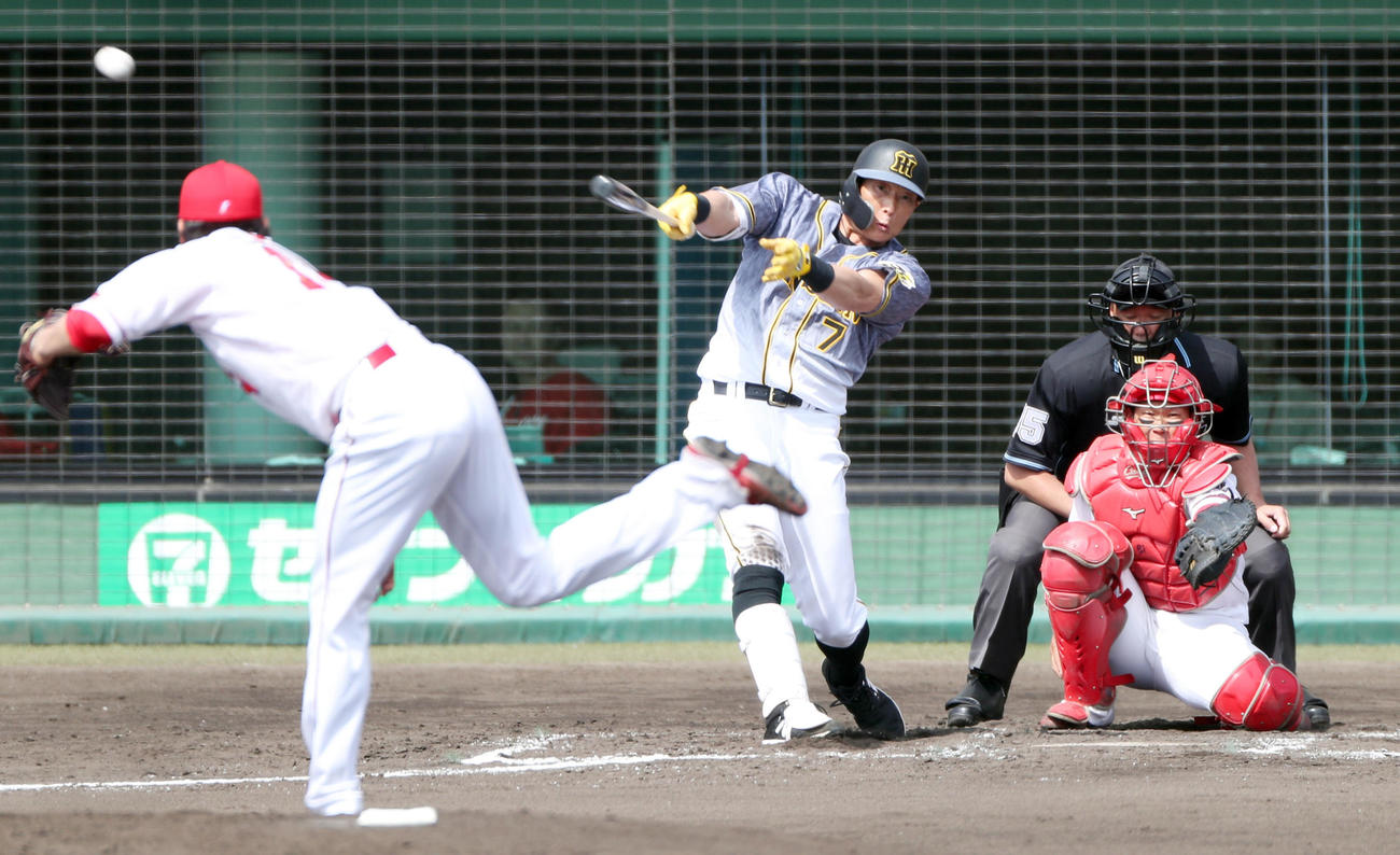 広島対阪神　3回表阪神2死、右翼線へ二塁打を放つ糸井。投手大瀬良（撮影・前田充）