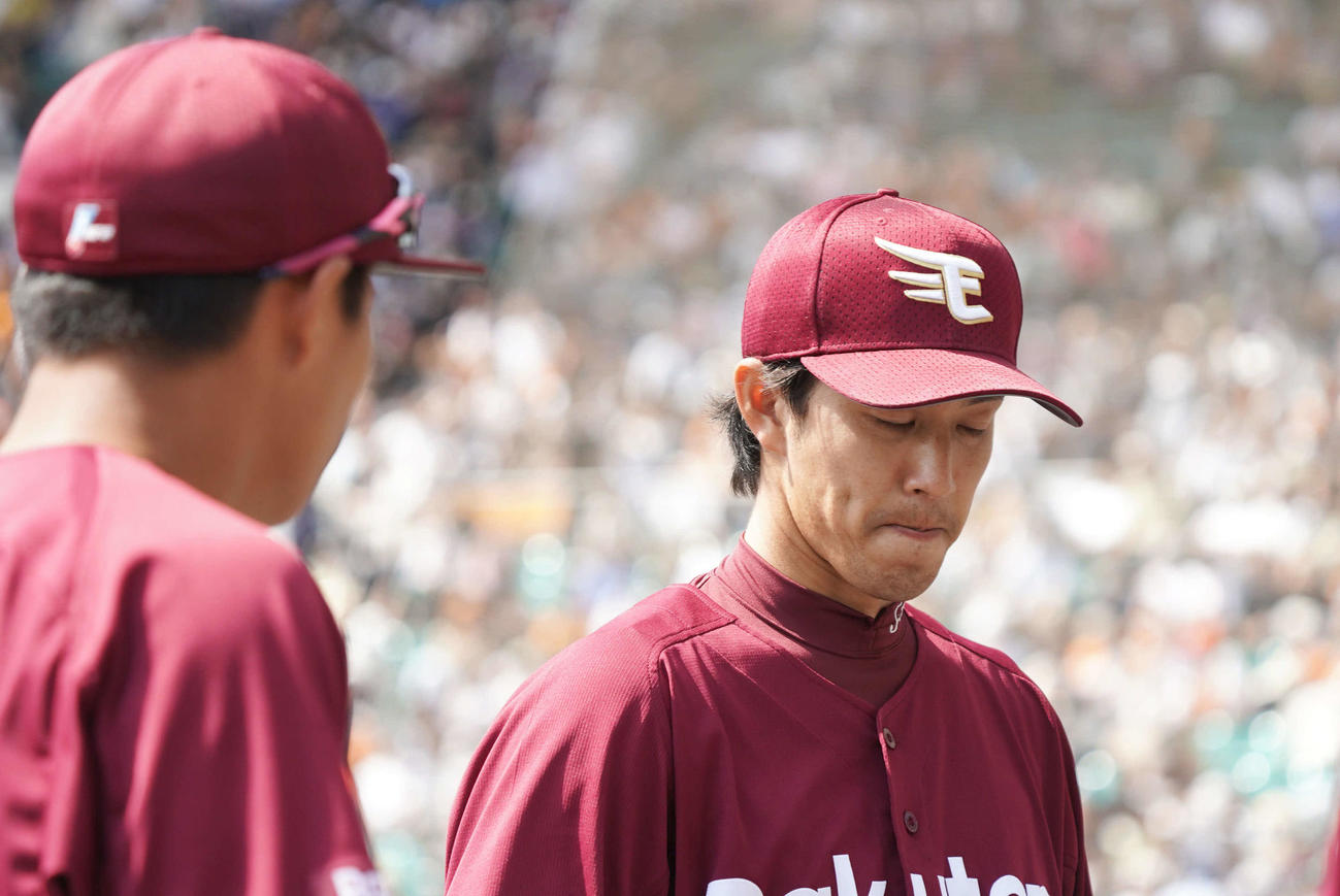 巨人対楽天　1回裏、亀井に先頭打者本塁打を許し、唇を噛んでベンチに引き揚げる楽天先発岸（撮影・加藤諒）