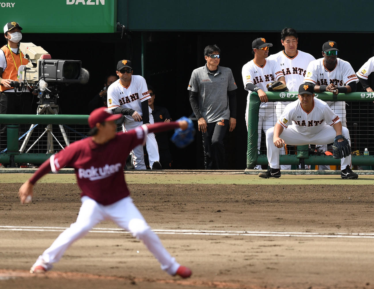 巨人対楽天　楽天岸（手前）の投球を見つめる巨人菅野（右から2人目）（撮影・横山健太）