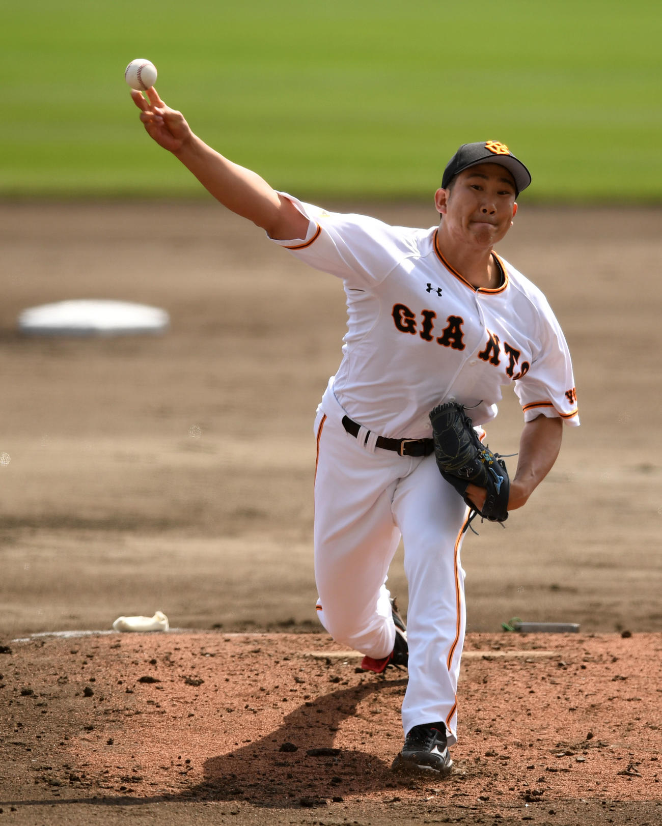 巨人対楽天　力投する巨人先発の菅野（撮影・横山健太）