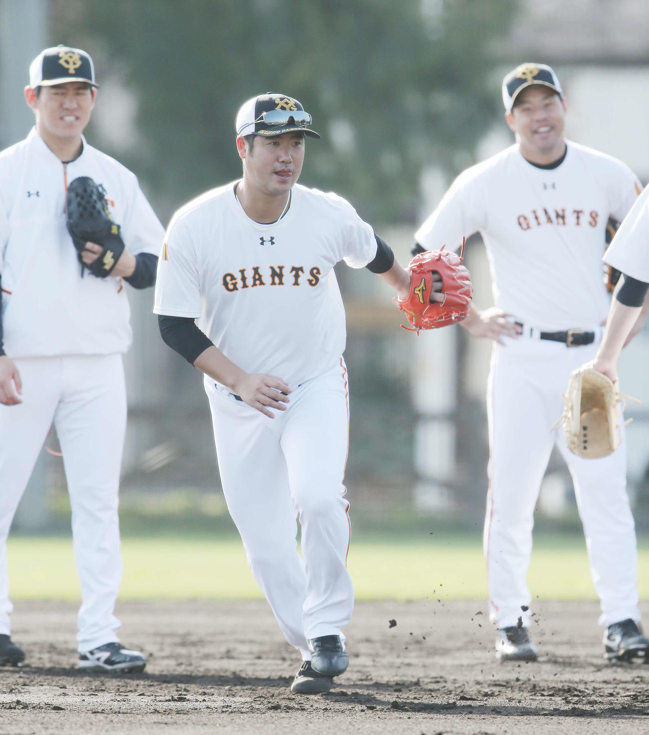 巨人対楽天　試合前、投手練習に臨んだ巨人大竹（中央）。左は桜井、右は高木（撮影・河野匠）