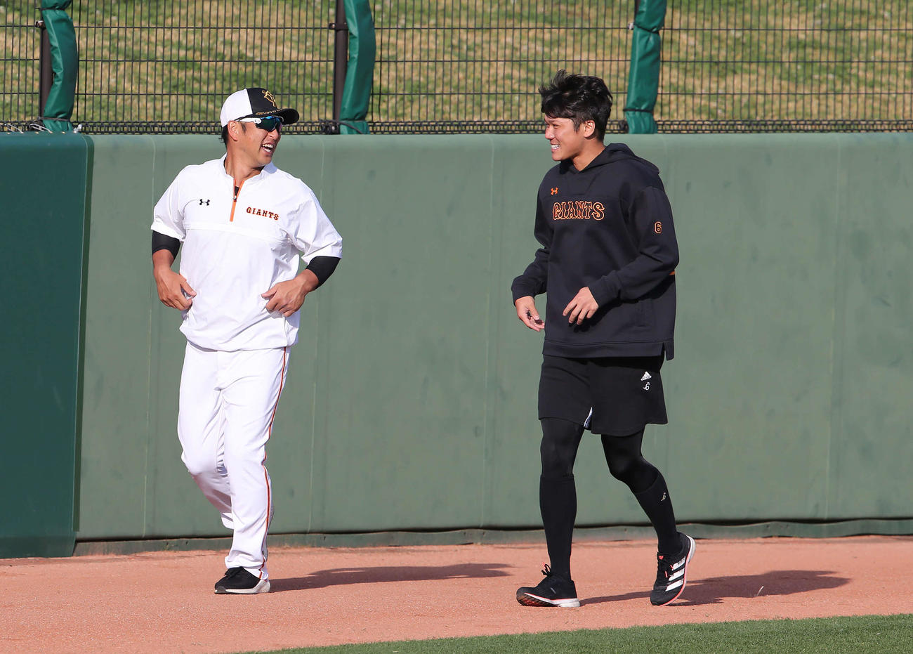 巨人対楽天　試合前、談笑しながらランニングする巨人坂本（右）と中島（撮影・河野匠）