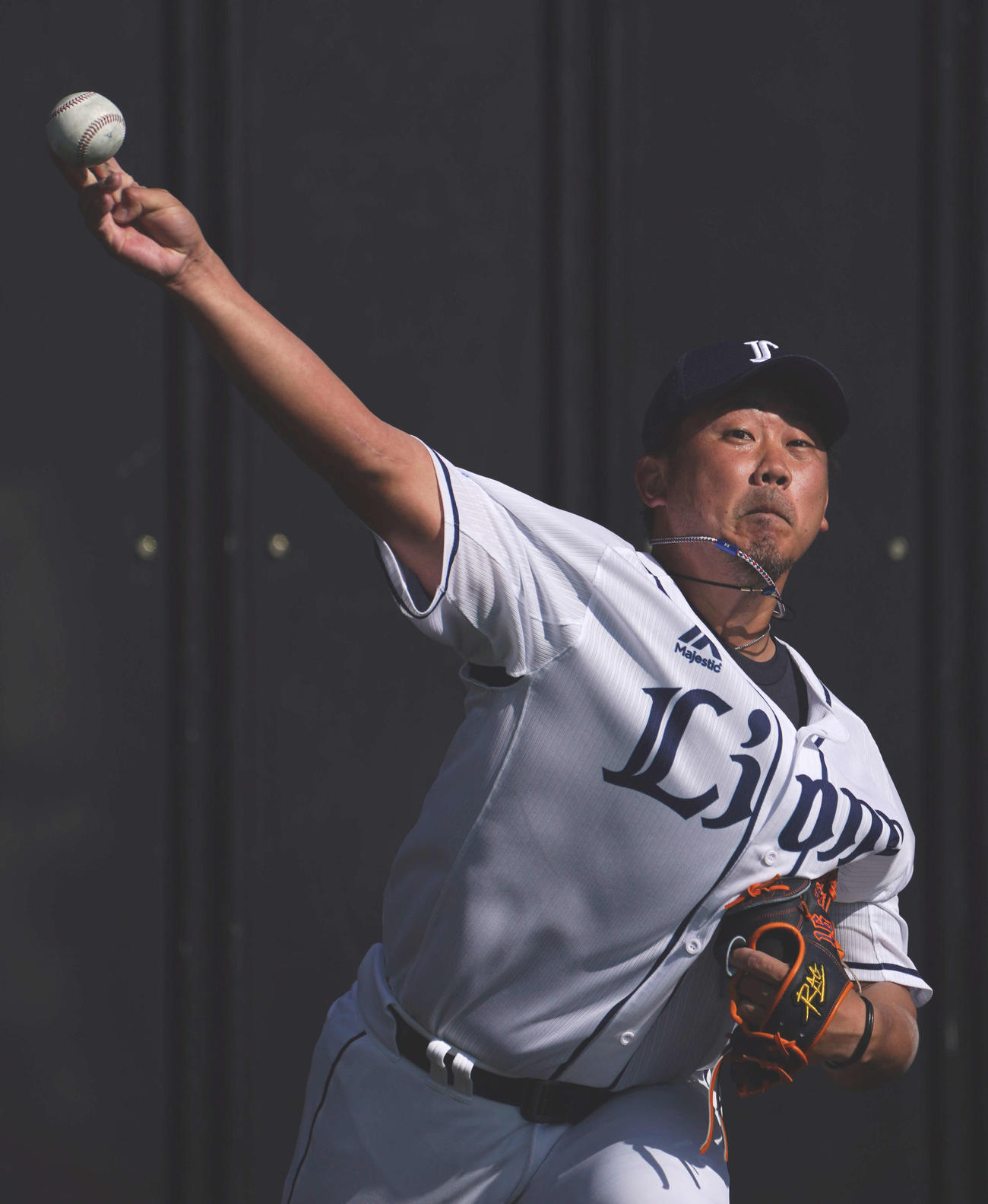 ブルペンで投球する西武松坂（撮影・鈴木みどり）