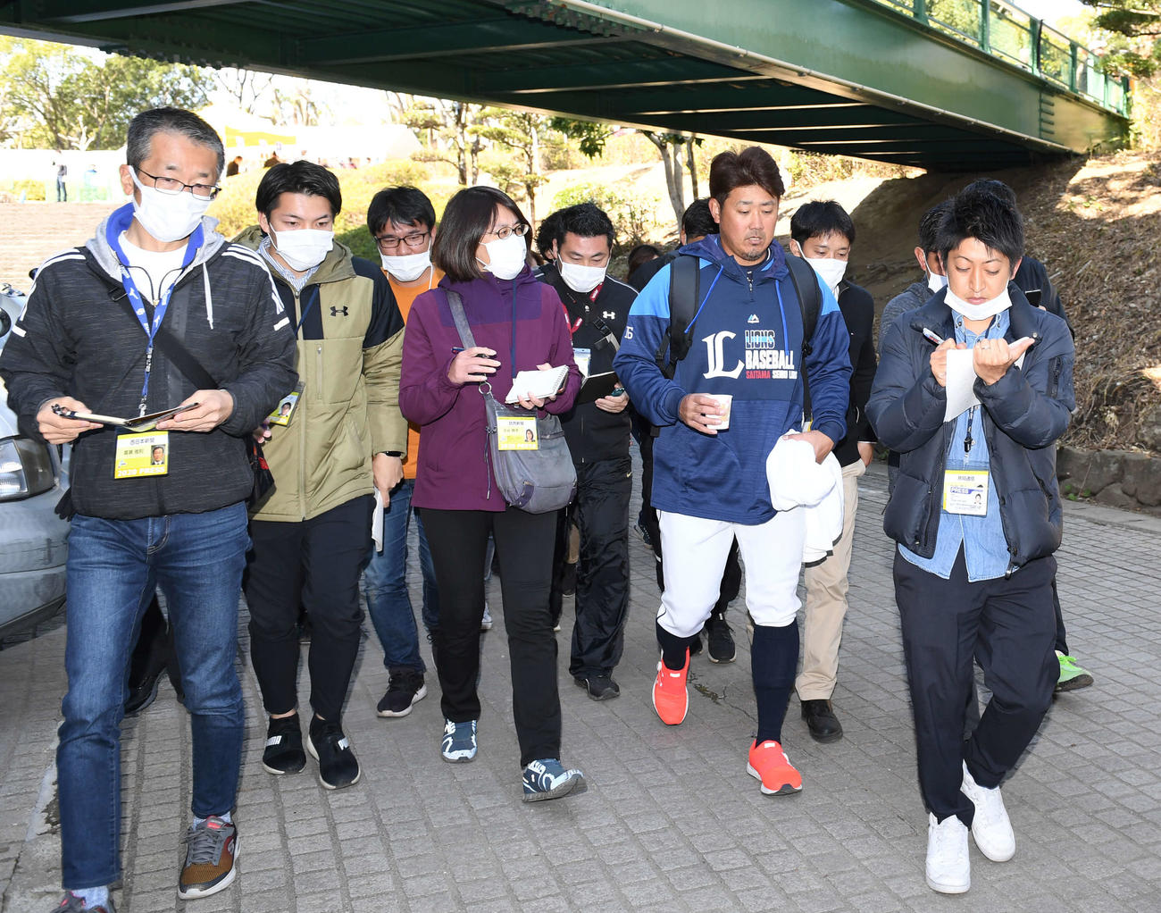 記者に囲まれながら引き揚げる西武松坂（撮影・鈴木みどり）