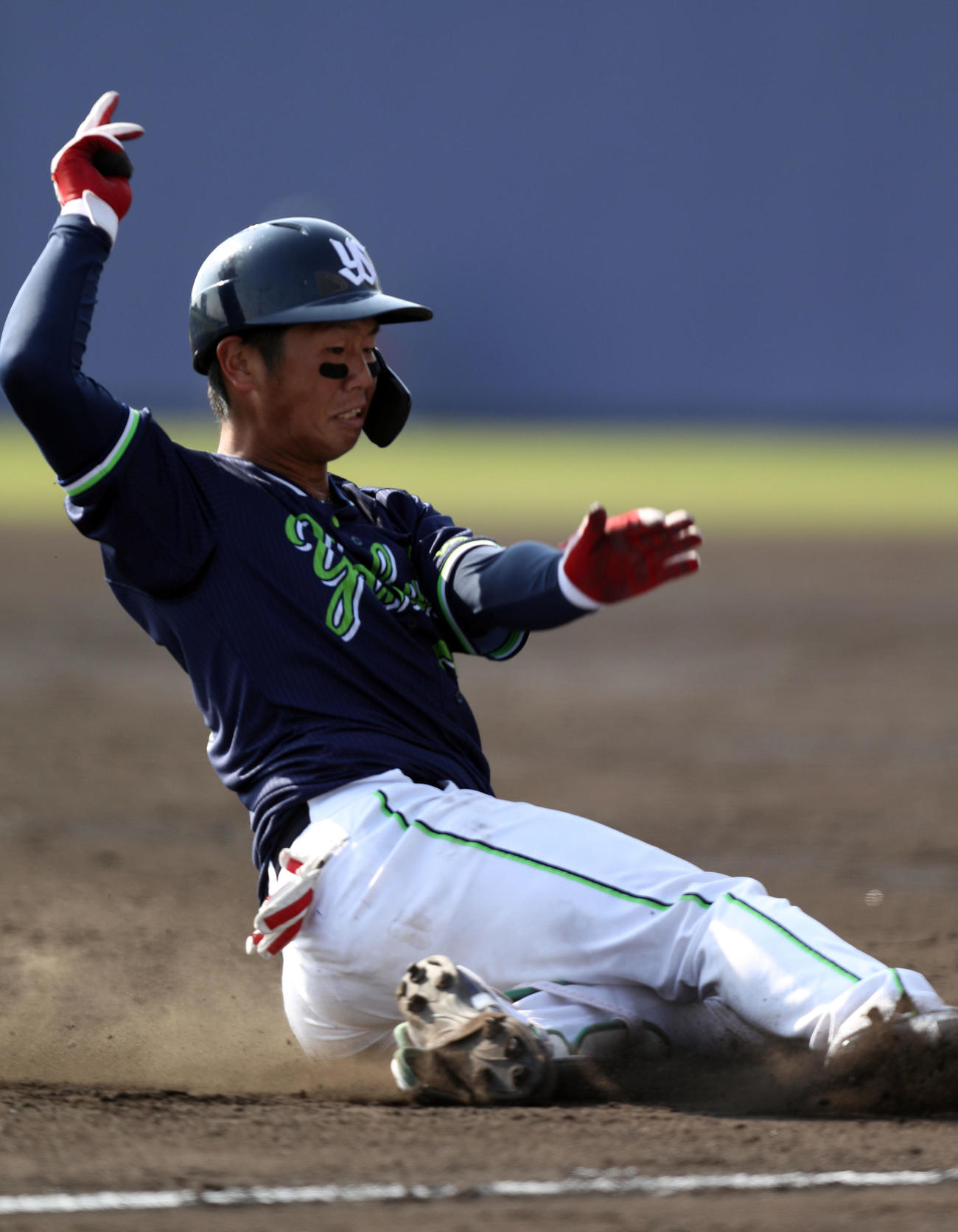 日本ハム対ヤクルト　7回表ヤクルト2死一、二塁、2点適時三塁打を放つ古賀（撮影・狩俣裕三）