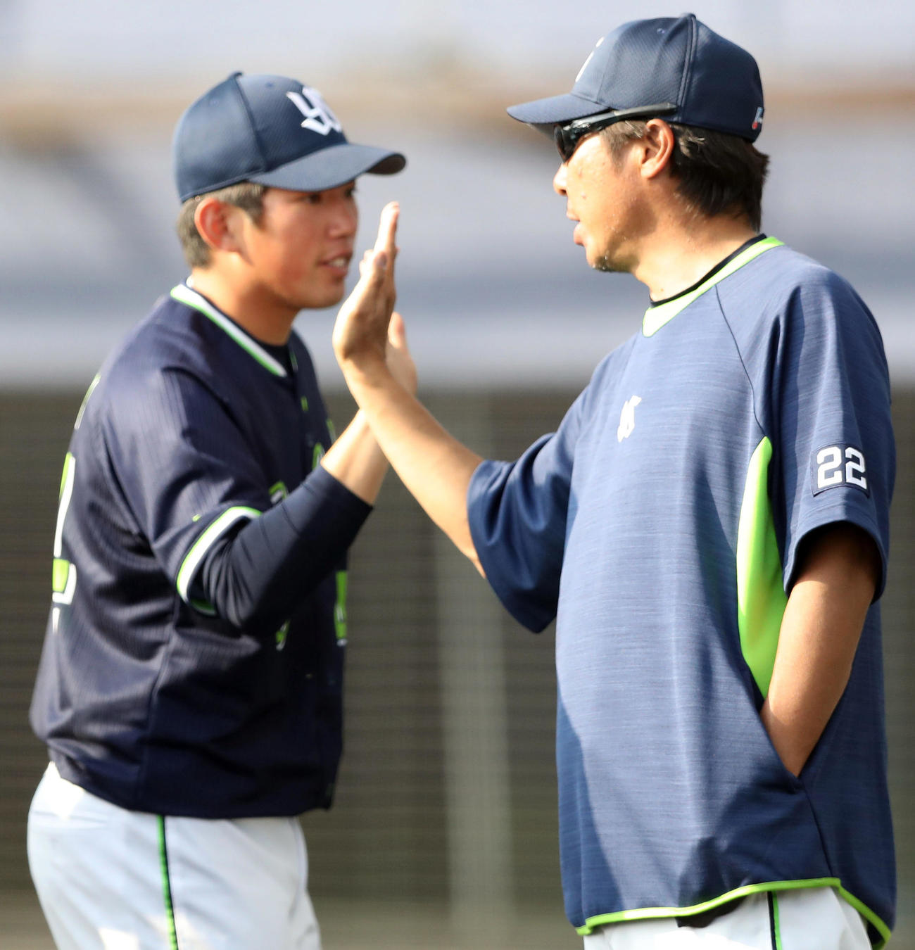 日本ハム対ヤクルト　試合終了後、大西（左）とタッチを交わす高津監督（撮影・狩俣裕三）