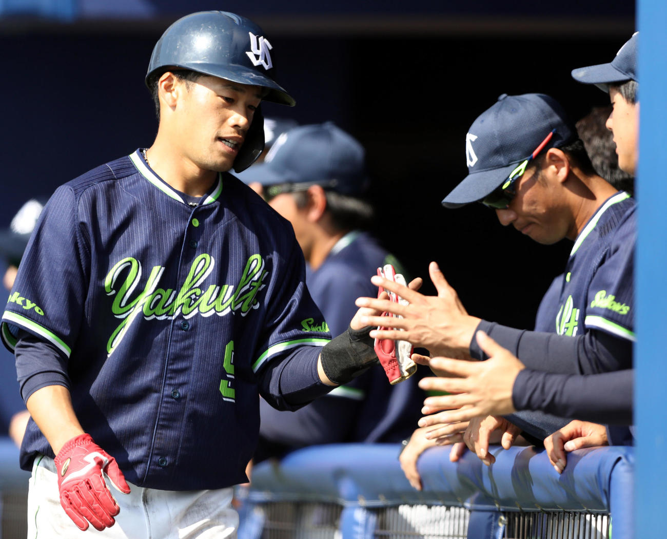 日本ハム対ヤクルト　5回表ヤクルト無死二塁、浜田の適時打で生還し、ベンチに迎えられる塩見（撮影・狩俣裕三）