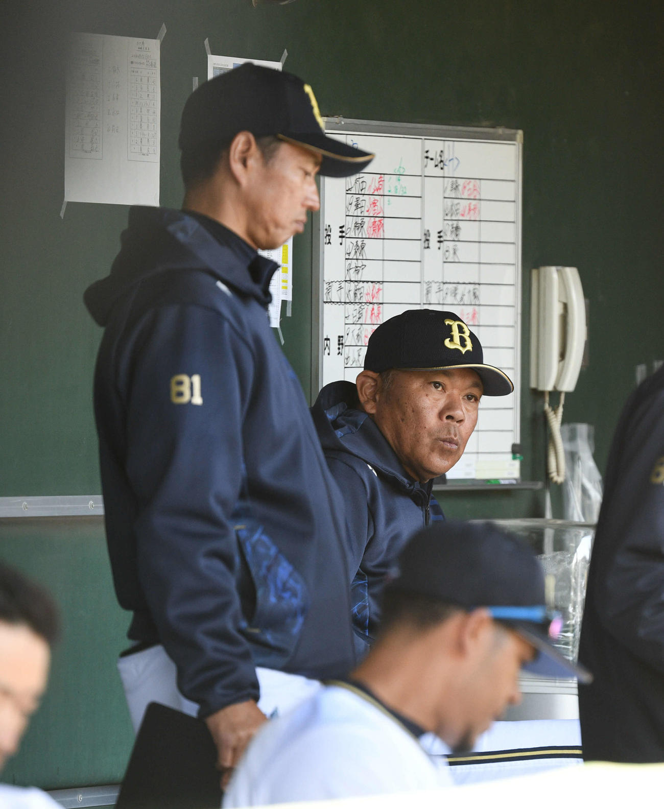 オリックス対ソフトバンク　ベンチで厳しい顔のオリックス西村監督。左は田口コーチ（撮影・渦原淳）