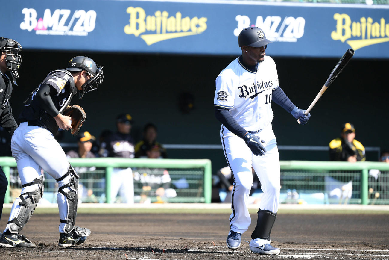 オリックス対ソフトバンク　1回裏オリックス2死一塁、ジョーンズは空振り三振に倒れる。捕手栗原（撮影・渦原淳）