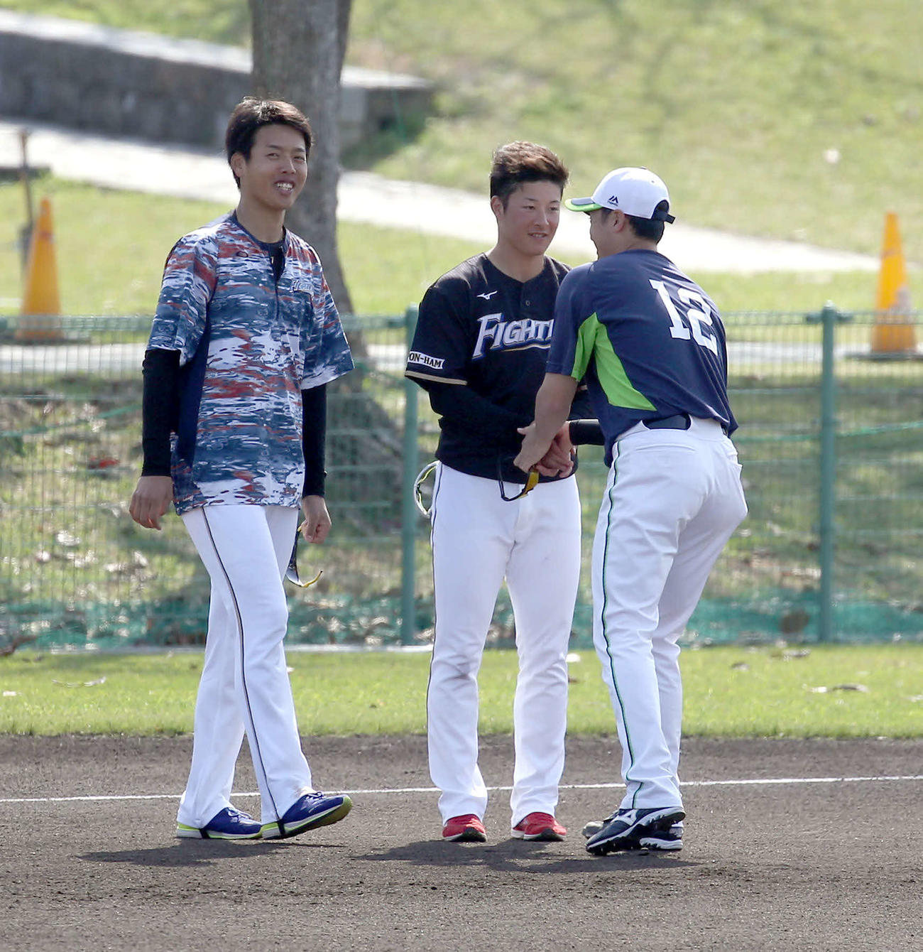 日本ハム対ヤクルト　試合前、ヤクルト石山（右）にあいさつをする日本ハム吉田輝（撮影・佐藤翔太）