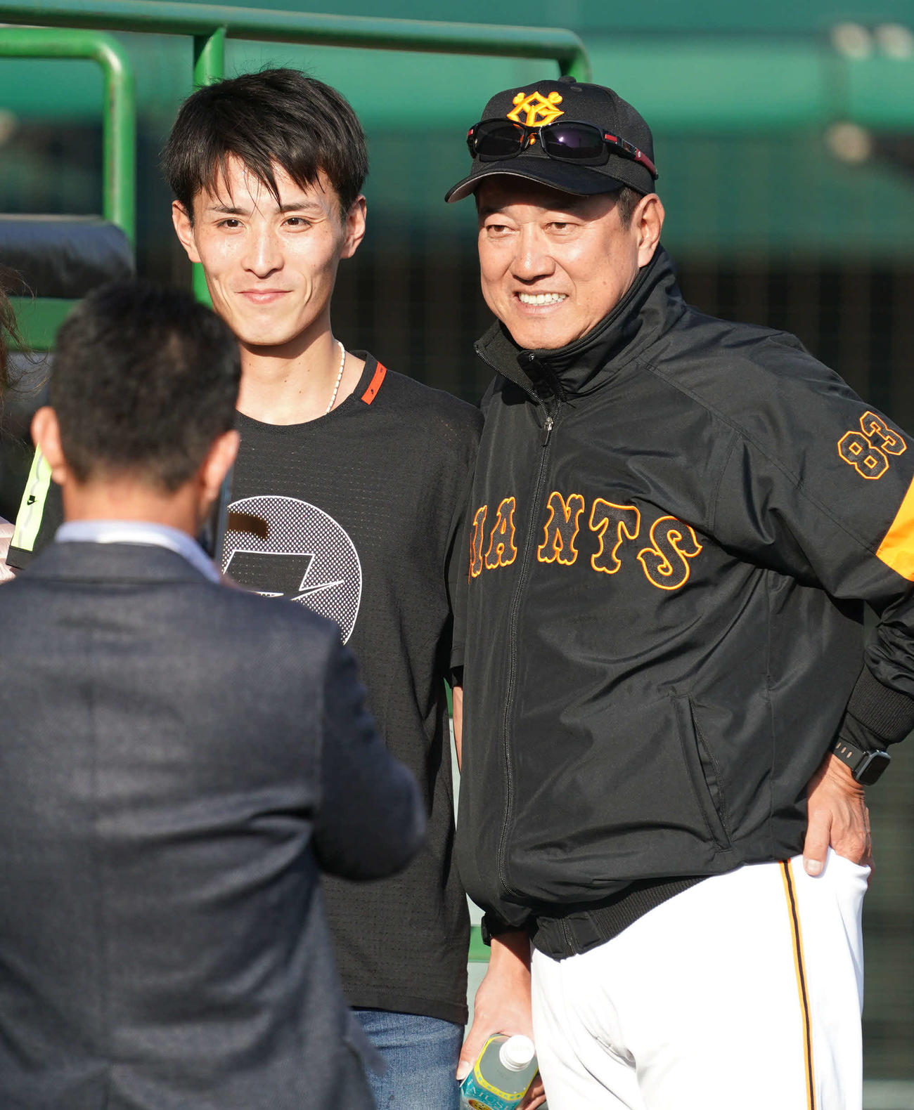 巨人対楽天　試合終了後、球場を訪れた服部勇馬（左）と記念写真を撮影する巨人原辰徳監督（撮影・加藤諒）