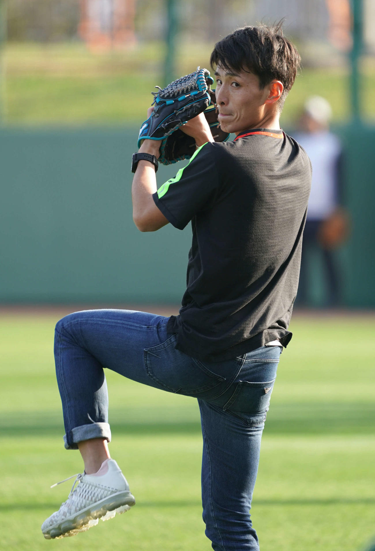 巨人対楽天　試合終了後、球場でキャッチボールをする服部勇馬（撮影・加藤諒）