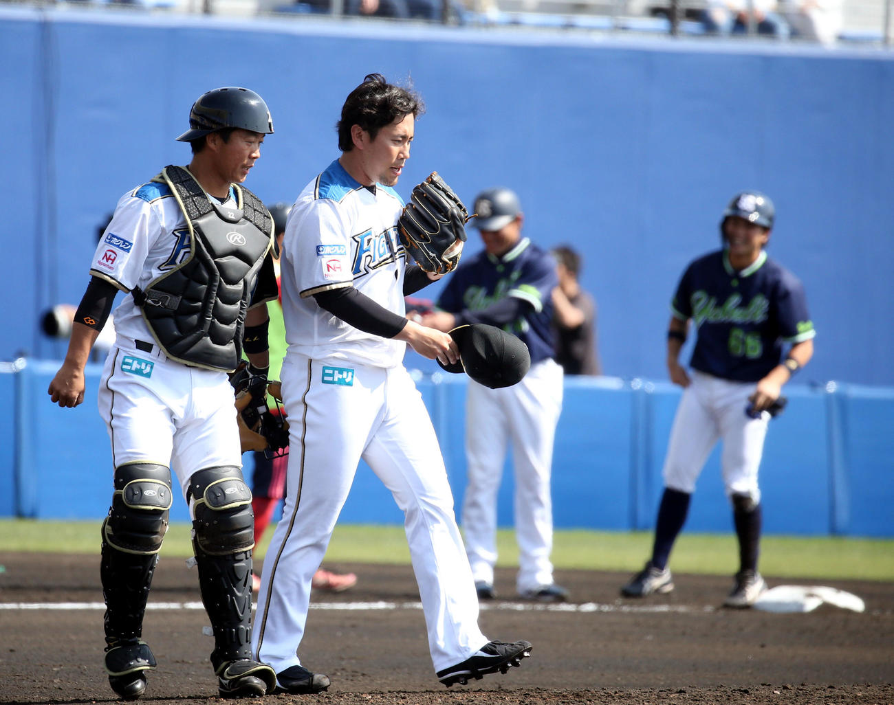 日本ハム対ヤクルト　3回表ヤクルト2死満塁、吉田（右奥）に走者一掃となる3点適時三塁打を打たれる日本ハム西村（撮影・佐藤翔太）