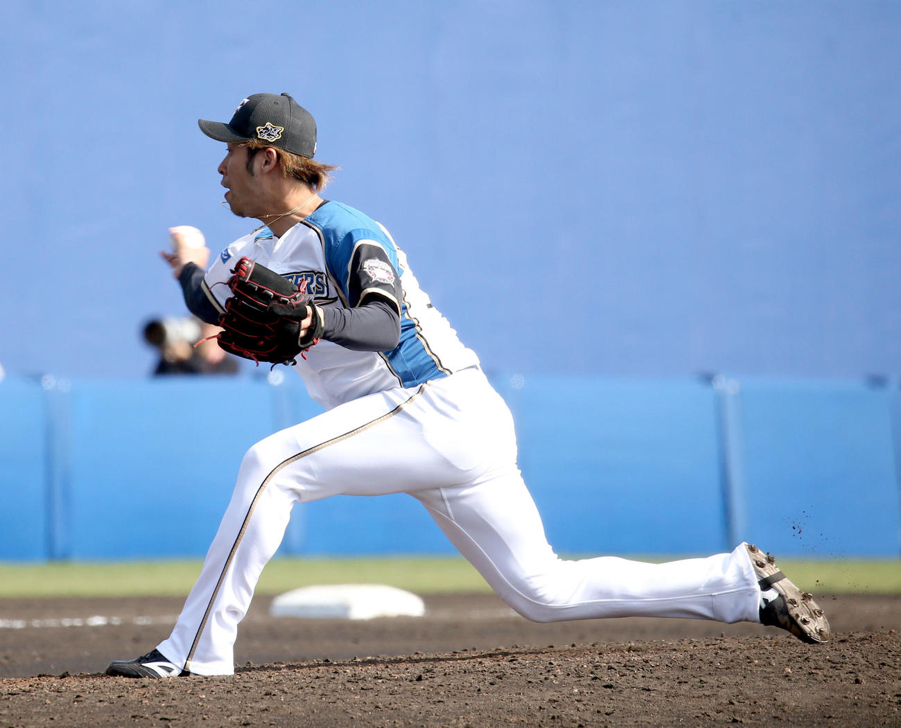 日本ハム対ヤクルト　7回から登板する日本ハム秋吉（撮影・佐藤翔太）