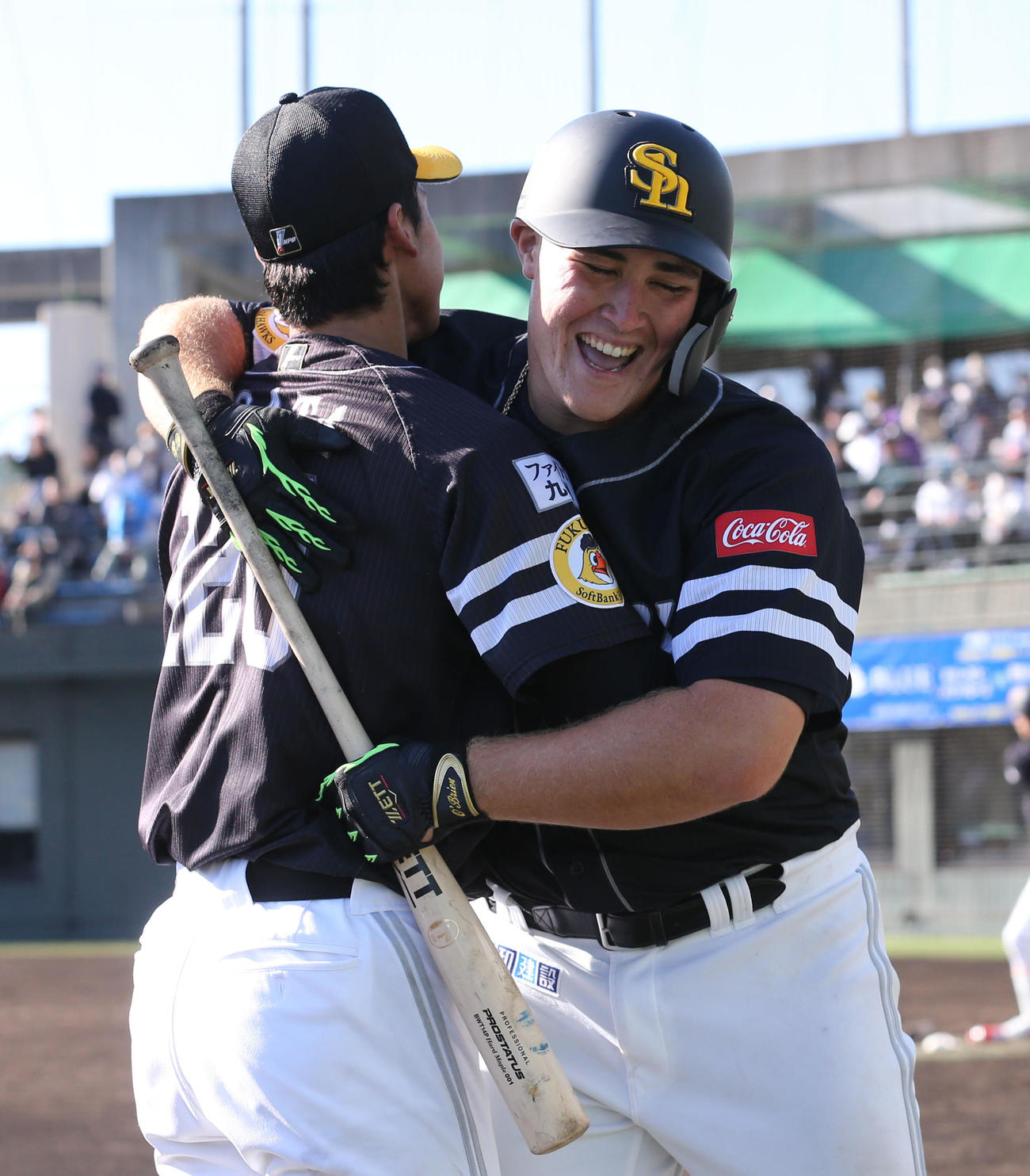 オリックス対ソフトバンク　8回表ソフトバンク2死、リチャードは左越え本塁打を放ち尾形と抱き合って喜ぶ（撮影・梅根麻紀）