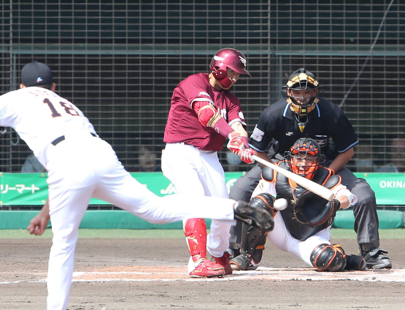 巨人対楽天　3回表楽天2死二塁、右前に適時打を放つ小深田。投手菅野（撮影・河野匠）